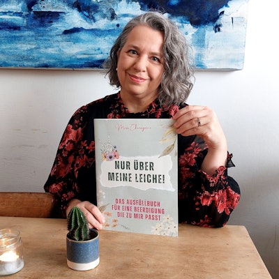 Die Künstlerin Tina Damm alias „Miss Cherrywine“ hat ein Vorsorgebuch für die eigene Beerdigung geschaffen.