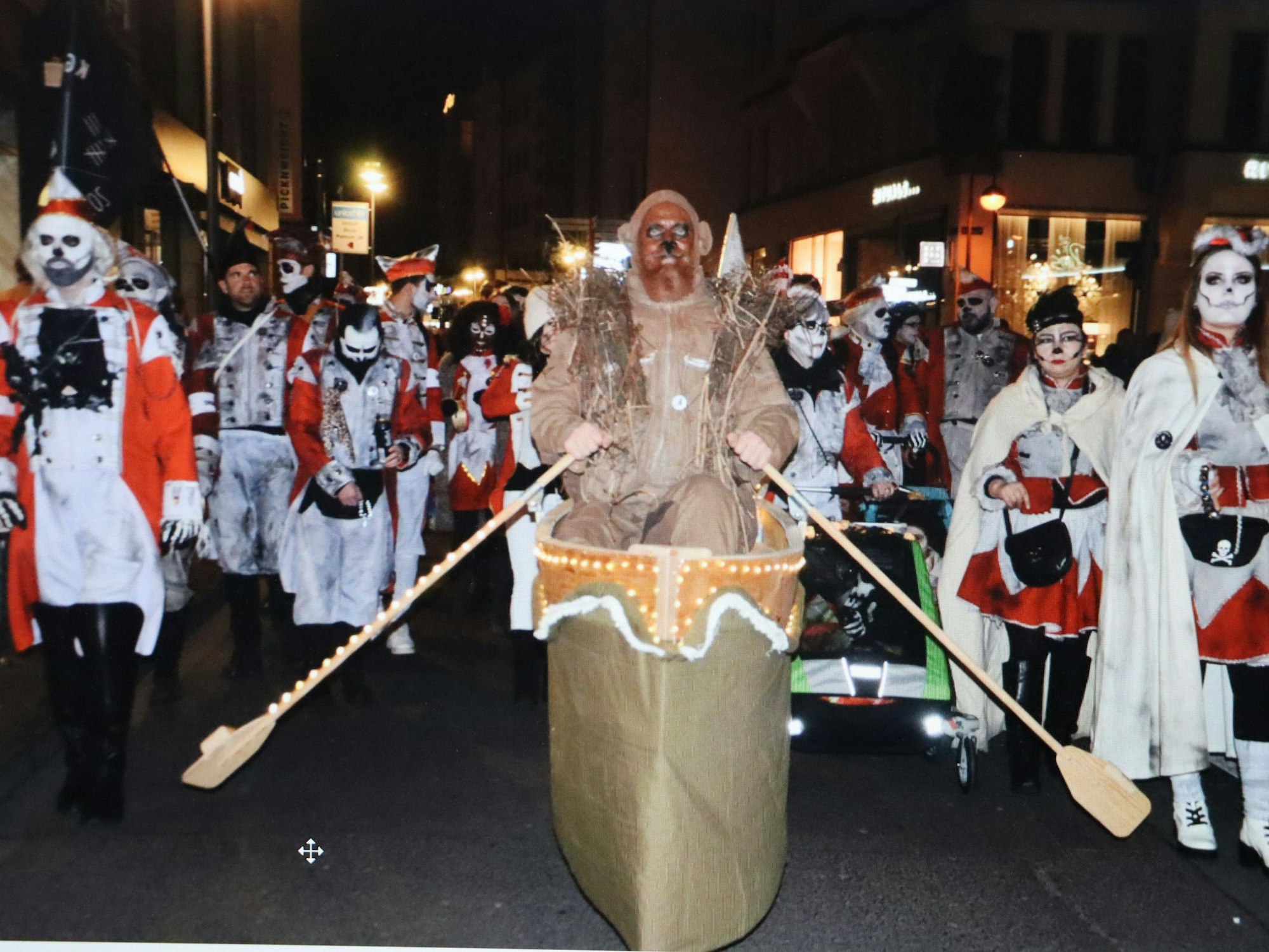 Der Vater des Geisterzugs trägt ein Erbsenbär-Kostüm.