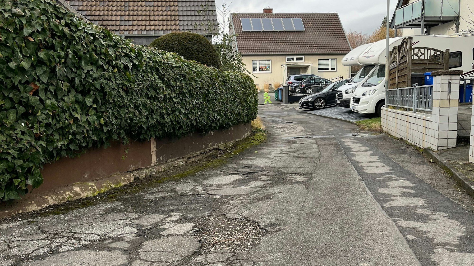 Schlaglöcher und Flickenteppich: Die Stichstraße „Auf dem Bruch“ ist in schlechtem Zustand.