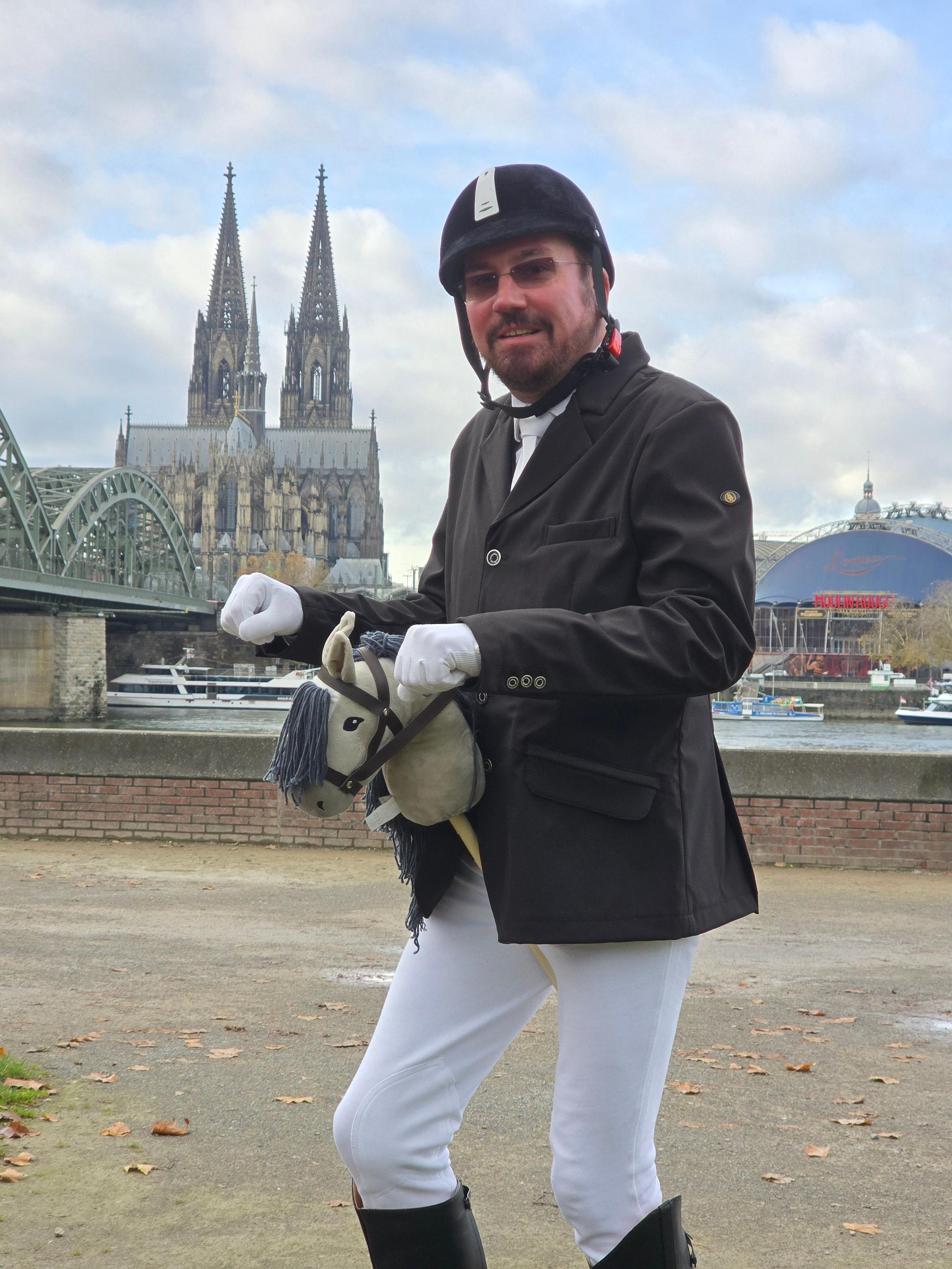 In diesem Jahr greift Tim Gebbensleben in seinem Kostüm die Trensportart Hobby Horsing auf.