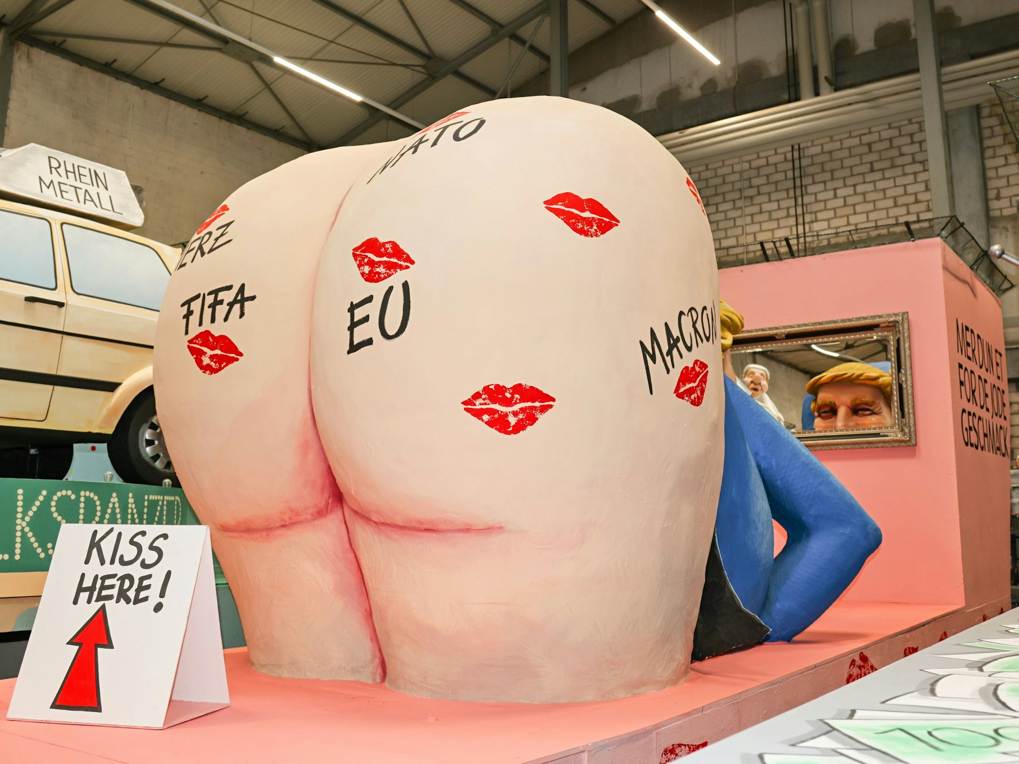 Motivwagen zu Donald Trump im Rosenmontagszug.