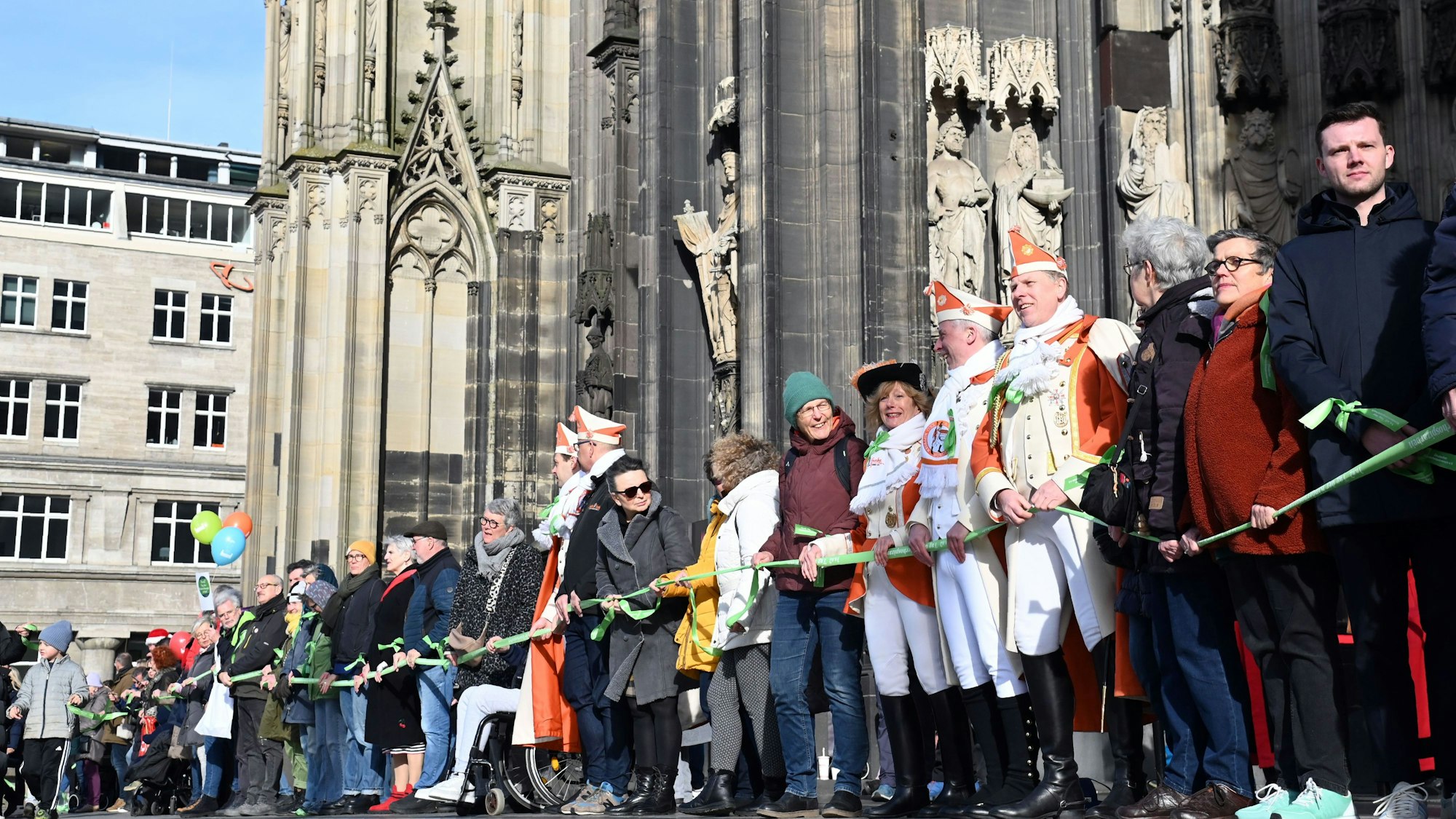 Große Menschenkette am Kölner Dom