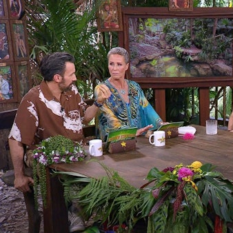 Moderatorin Sonja Zietlow (Zweite von links) machte sich in den Augen von Dschungel-Fans zum Anwalt von Gil Ofarim (Mitte). (Bild: RTL)