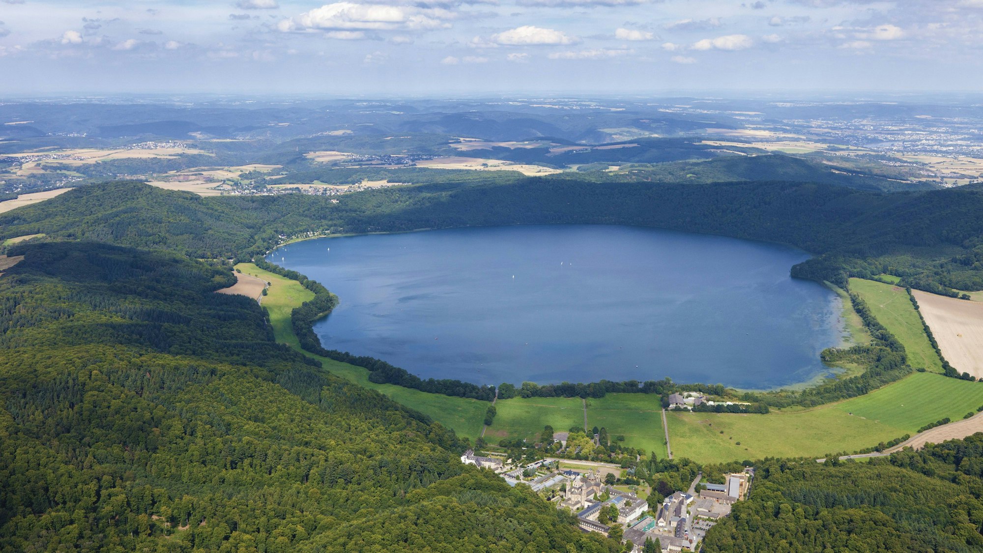 Luftaufnahme vom Laacher See in der Eifel. (Archivfoto)