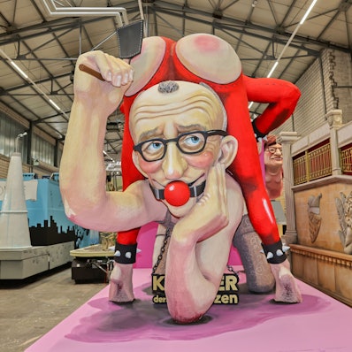 Motivwagen für den Rosenmontagszug mit Kanzler Merz und Vize Klingbeil, die einander verhauen.