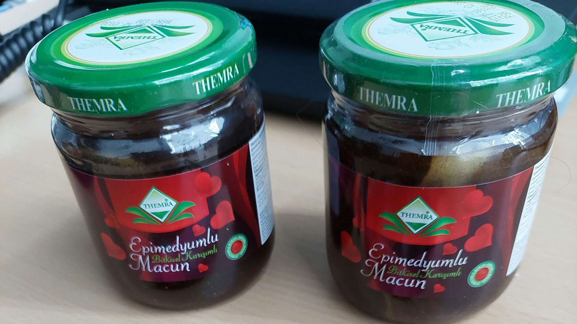 Diesen sogenannten „Potenzhonig“ hat der Zoll am Kölner Flughafen 2025 aus dem Verkehr gezogen. (Archivbild)