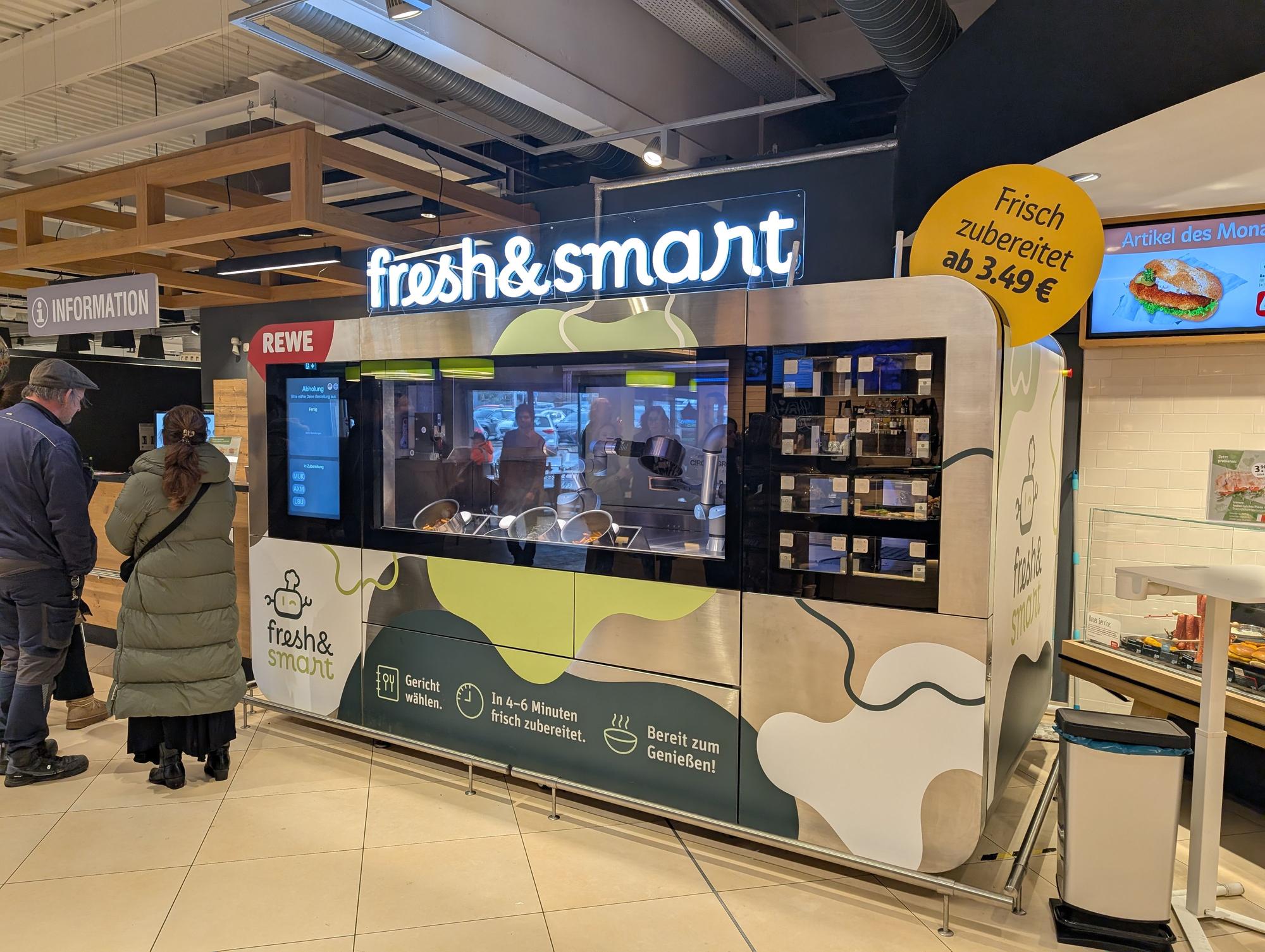 Ein Kochautomat steht in der Eingangspassage zum Rewe-Supermarkt Bonn-Beuel.