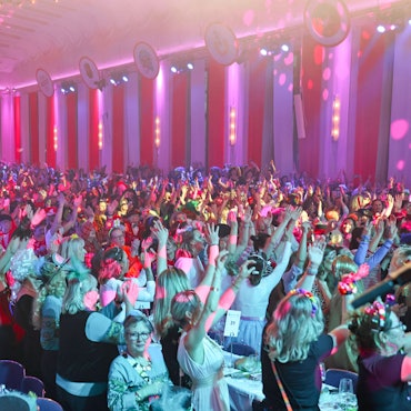 09.01.2026, Köln: KARNEVAL - Proklamation des Kölner Dreigstirns 2026 Prinz Niklas I. (Niklas Jüngling), Bauer Clemens (Clemens von Blanckart) und Jungfrau Aenne (Stefan Blatt) im Gürzenich Köln - Einzug und Proklamation des Dreigestirns - Regimentstochter der Prinzengarde. Foto: Thilo Schmülgen