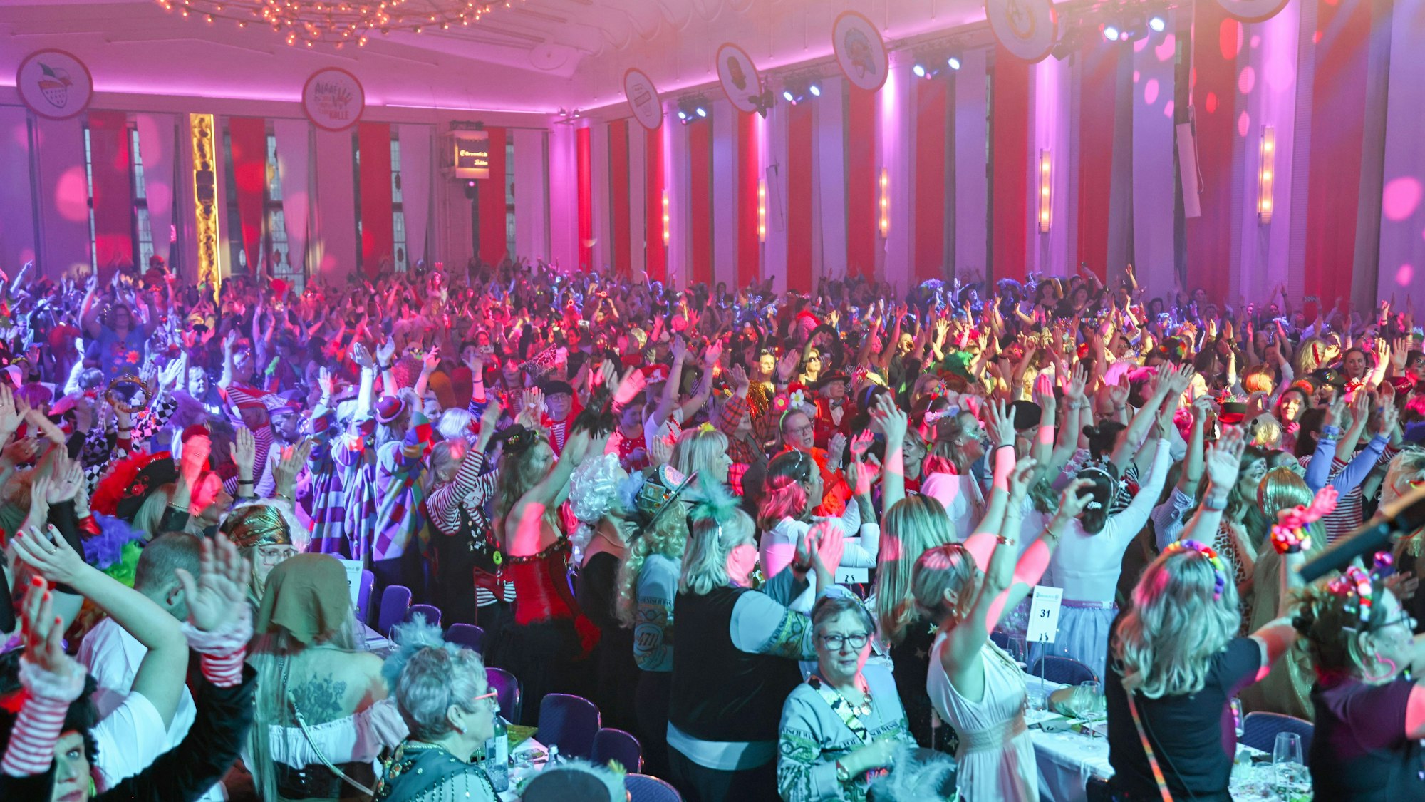 09.01.2026, Köln: KARNEVAL - Proklamation des Kölner Dreigstirns 2026 Prinz Niklas I. (Niklas Jüngling), Bauer Clemens (Clemens von Blanckart) und Jungfrau Aenne (Stefan Blatt) im Gürzenich Köln - Einzug und Proklamation des Dreigestirns - Regimentstochter der Prinzengarde. Foto: Thilo Schmülgen