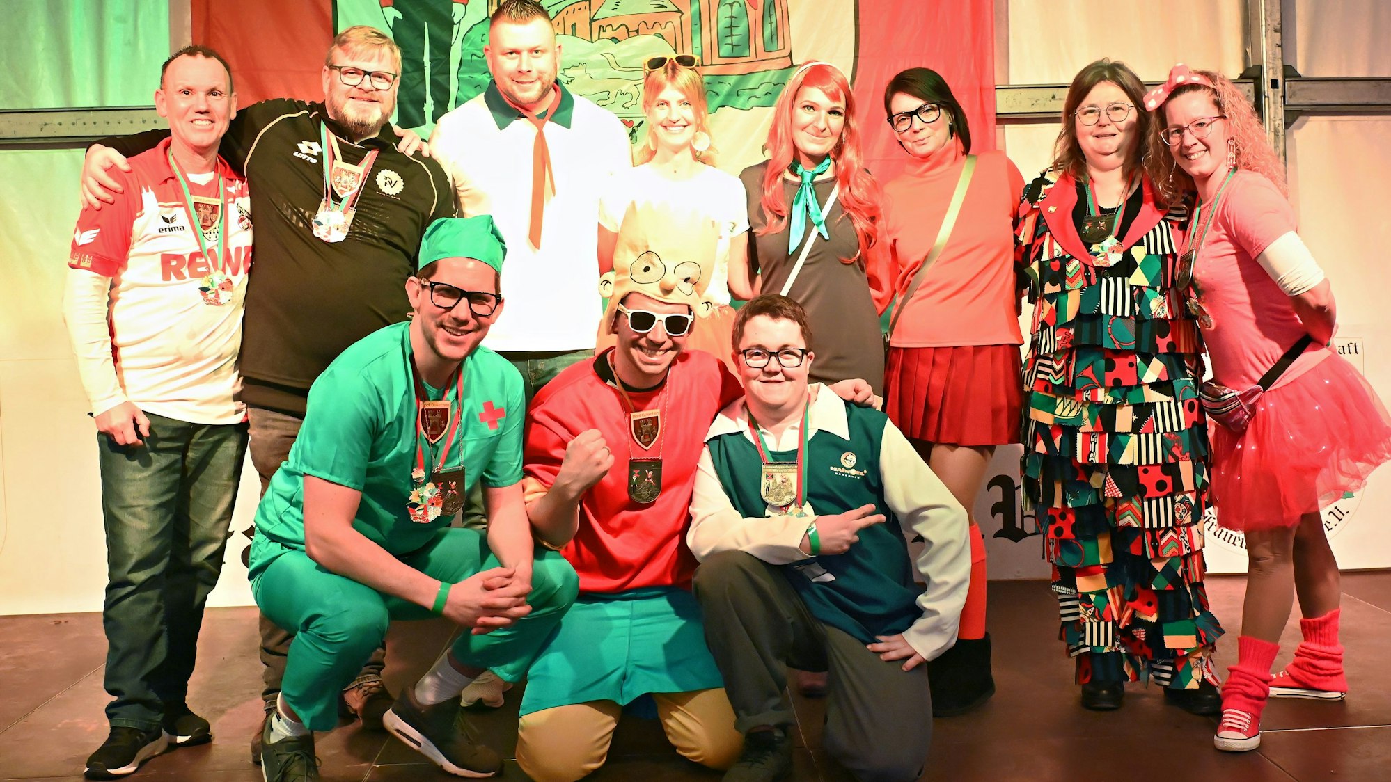 Das Bild zeigt den neuen Vorstand der KG Bleibach auf der Bühne.