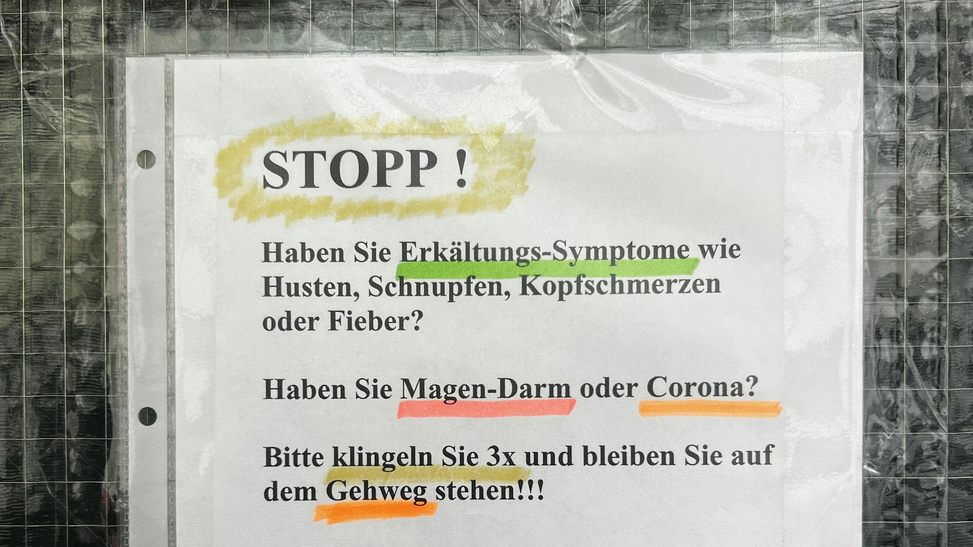 Bei Krankheit: Vorsichtig sein. Aushang an einer Wiesdorfer Arztpraxis. Bild: Ralf Krieger