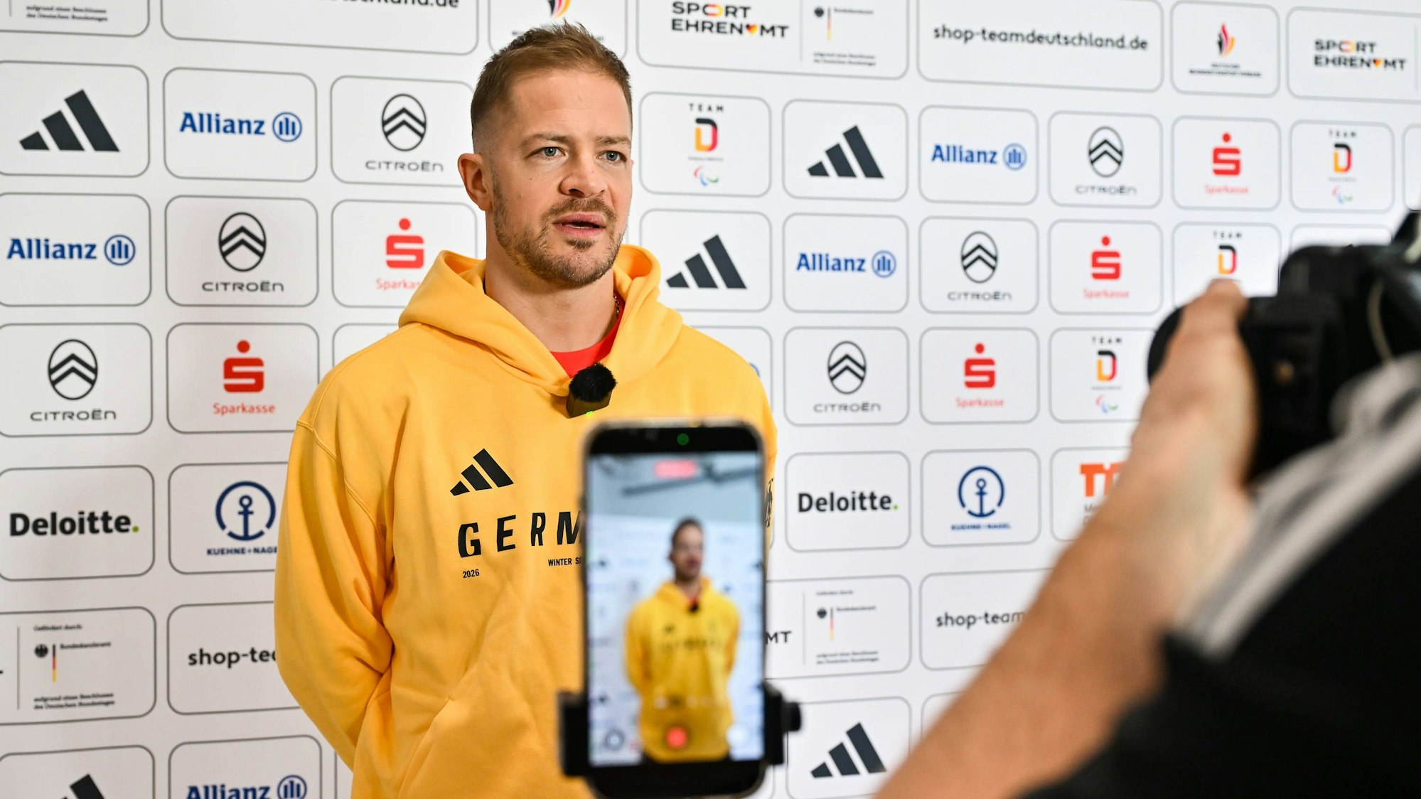 Moritz Müller von den Kölner Haien bei der Einkleidung für die Olympischen Winterspiele Milano Cortina.