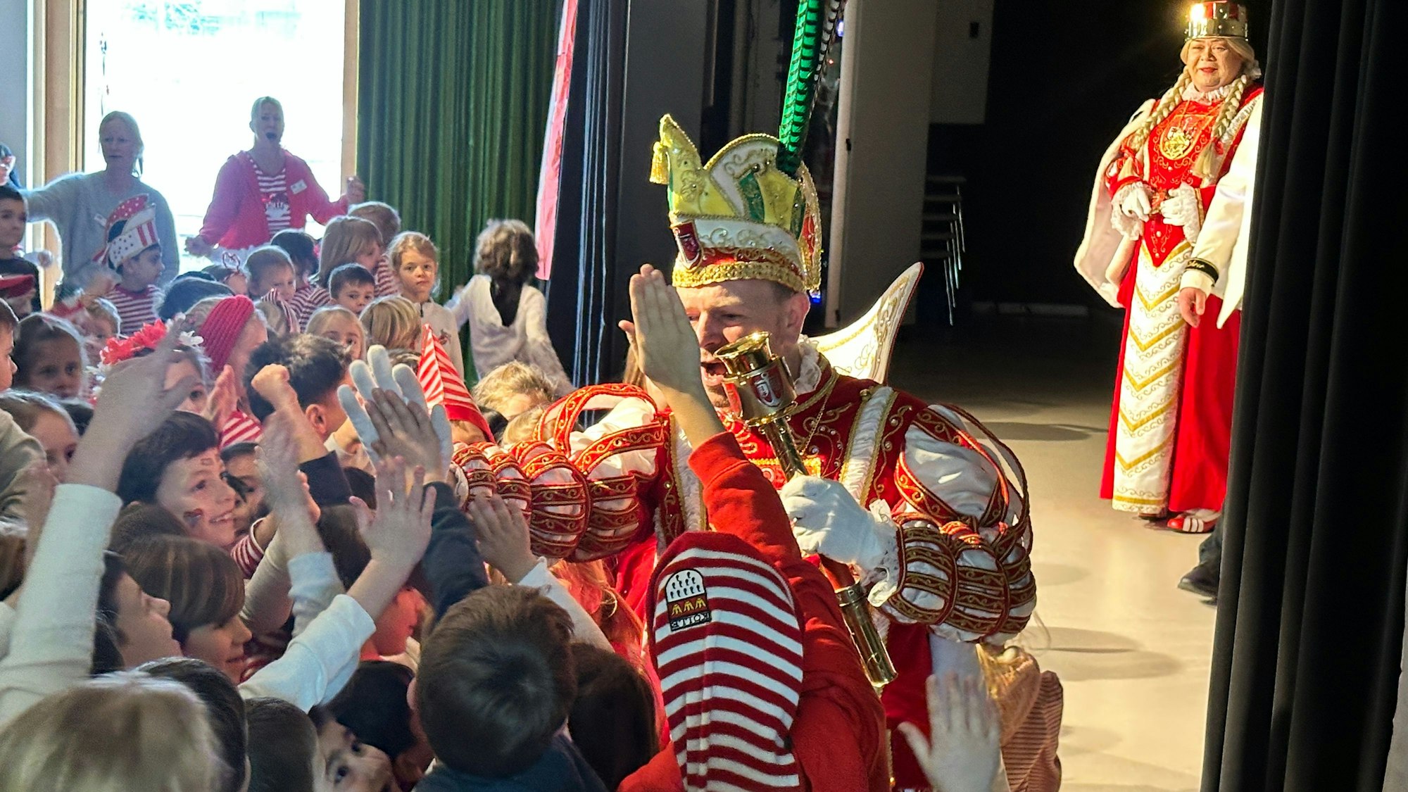 Bei seinem Auftritt in der Aula wird der Prinz von Grundschülern bejubelt.