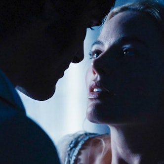 Margot Robbie und Jacob Elordi in einer Szene aus dem neuen Film von Warner Bros – Wuthering Heights 2026. Handlung: Eine leidenschaftliche und turbulente Liebesgeschichte vor der Kulisse der Moore von Yorkshire, die die intensive und zerstörerische Beziehung zwischen Heathcliff und Catherine Earnshaw beleuchtet.