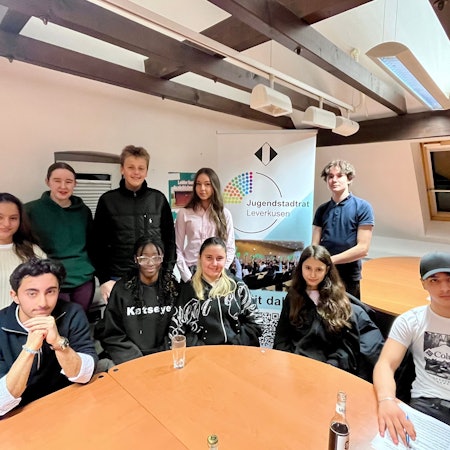 Erfahrene Jugendstadtratsmitglieder helfen bei der Organisation mit.