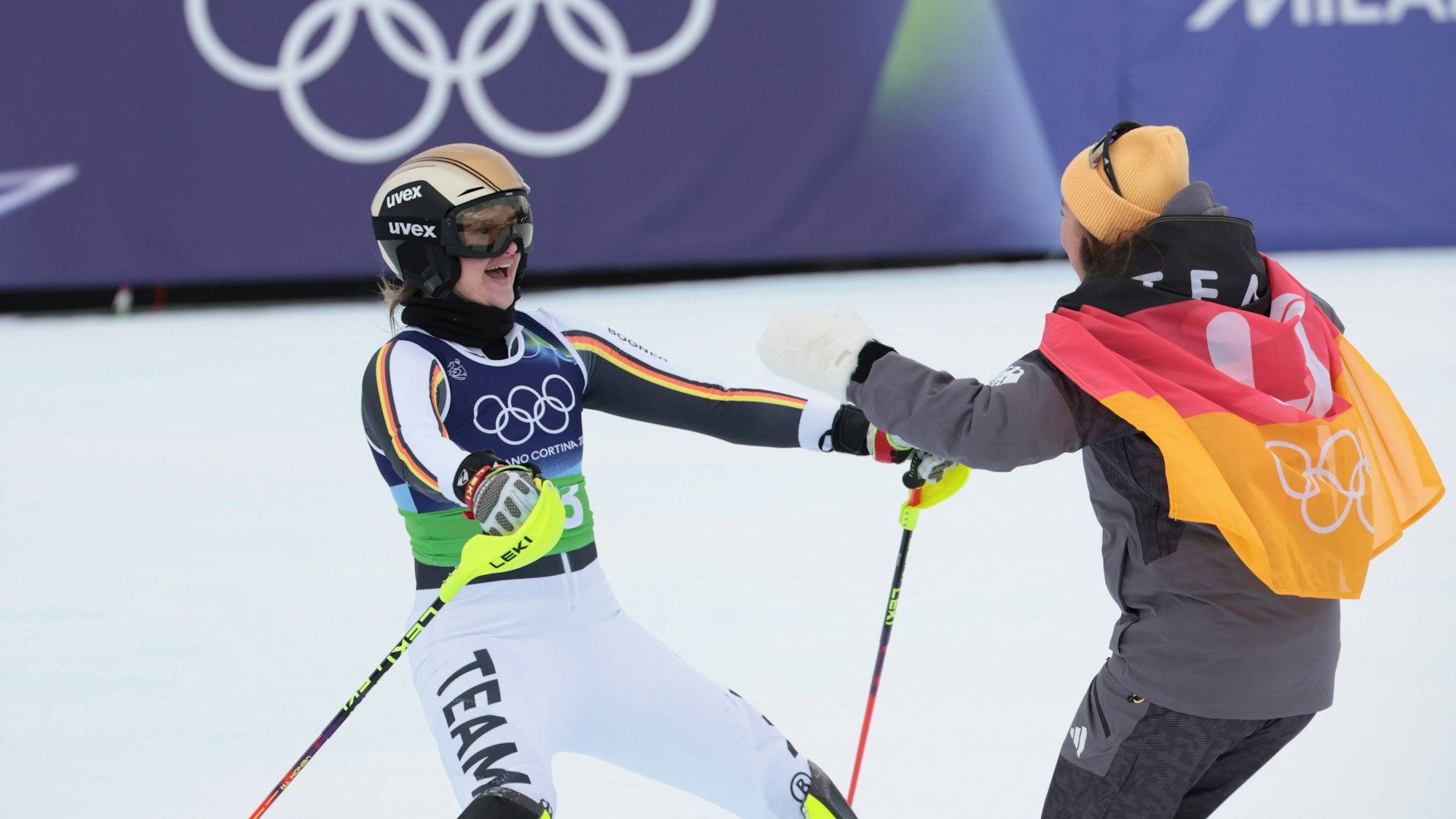 Großer Jubel bei Emma Aicher (l.) und Kira Weidle-Winkelmann.