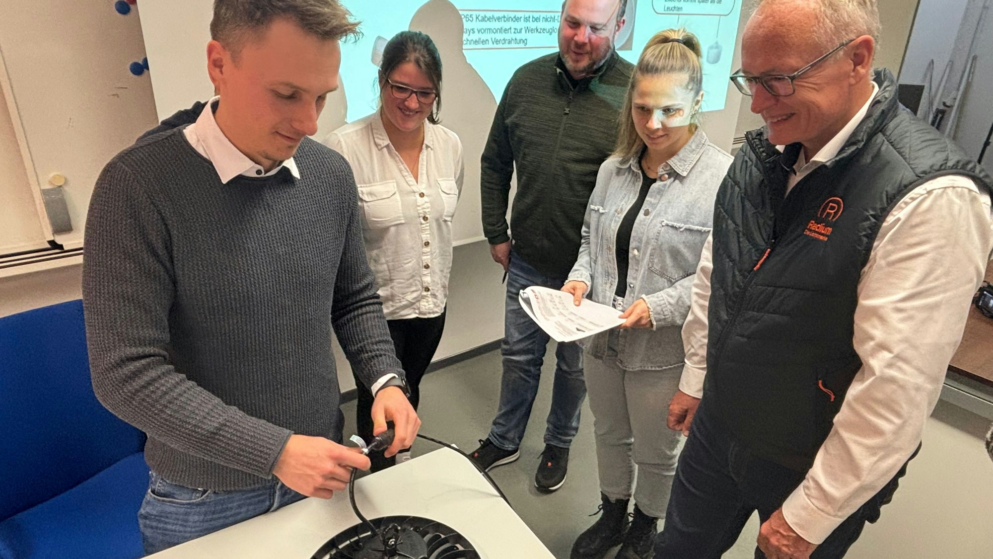 Das Foto zeigt Mitarbeiter der Firma Radium.