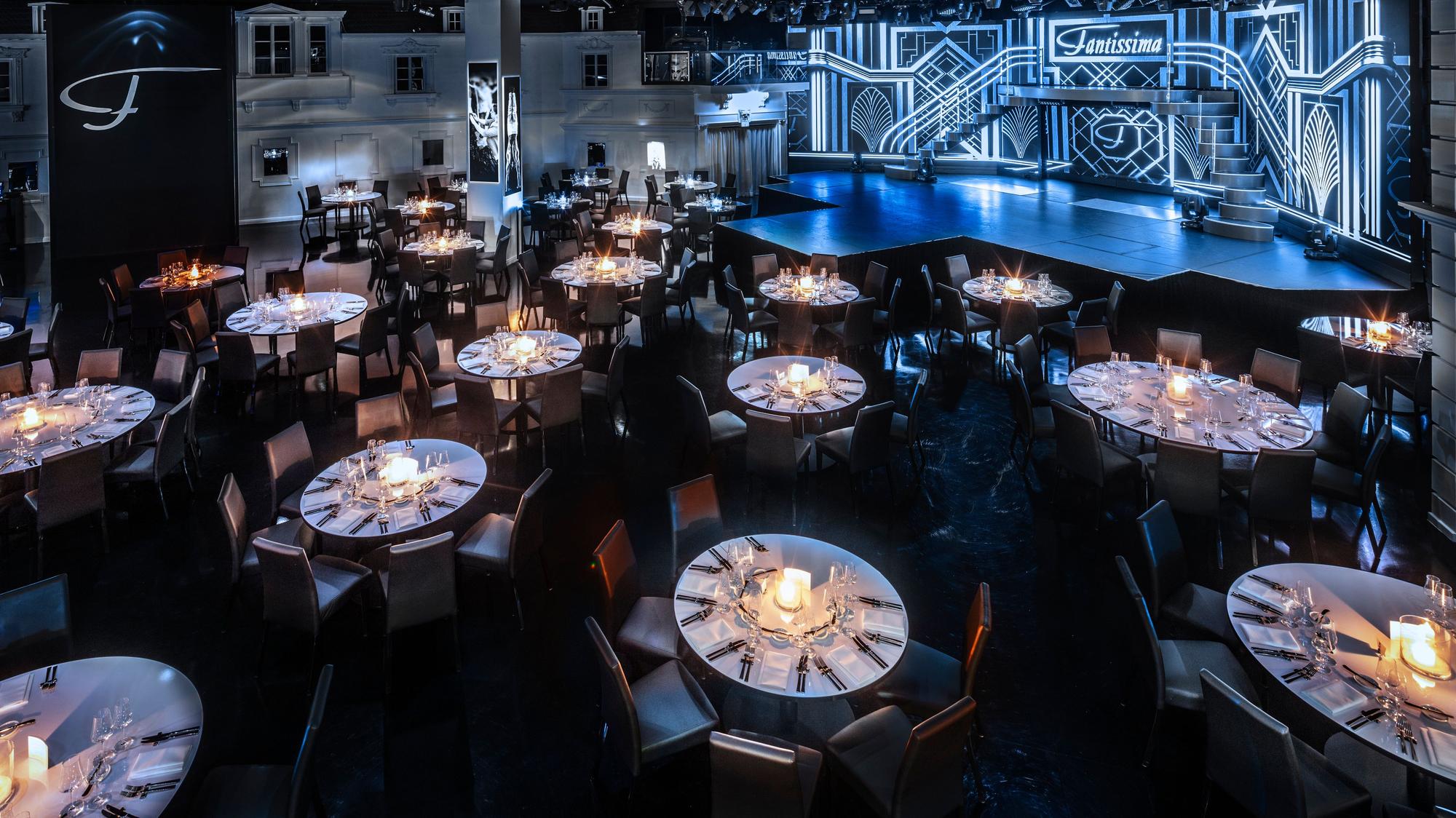 Die Tische und Bühne bei der Dinner-Show Fantissima ohne Gäste.