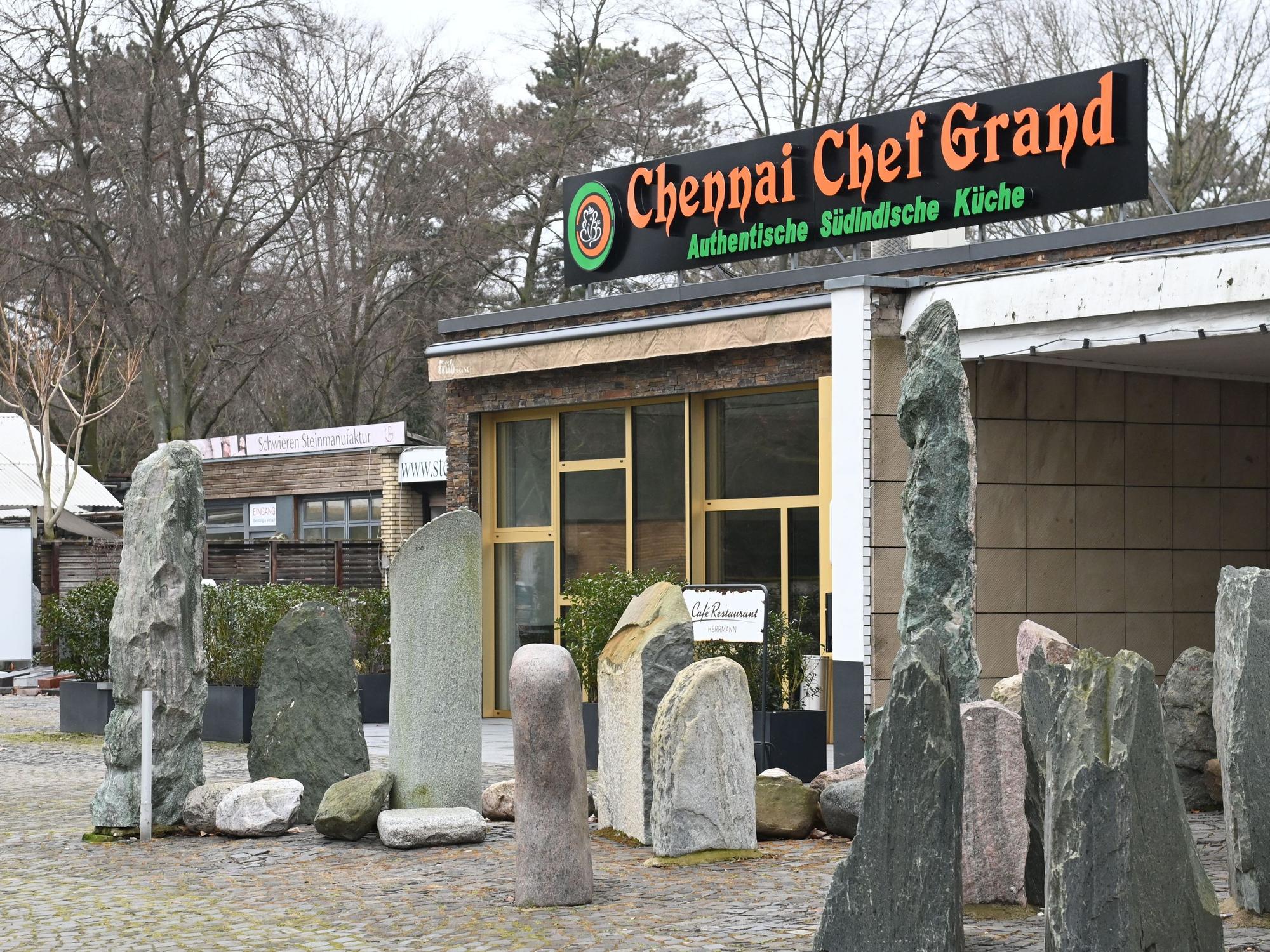 Das Chennai Chef Grand befindet sich in der kleinen Zeile vor dem Haupteingang zwischen Steinmetzbetrieben.