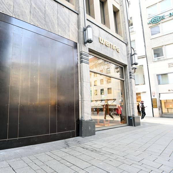 Eine schwarze Holzplatte wurde nach dem misslungenen Einbruchsversuch vor dem beschädigten Fenster angebracht.