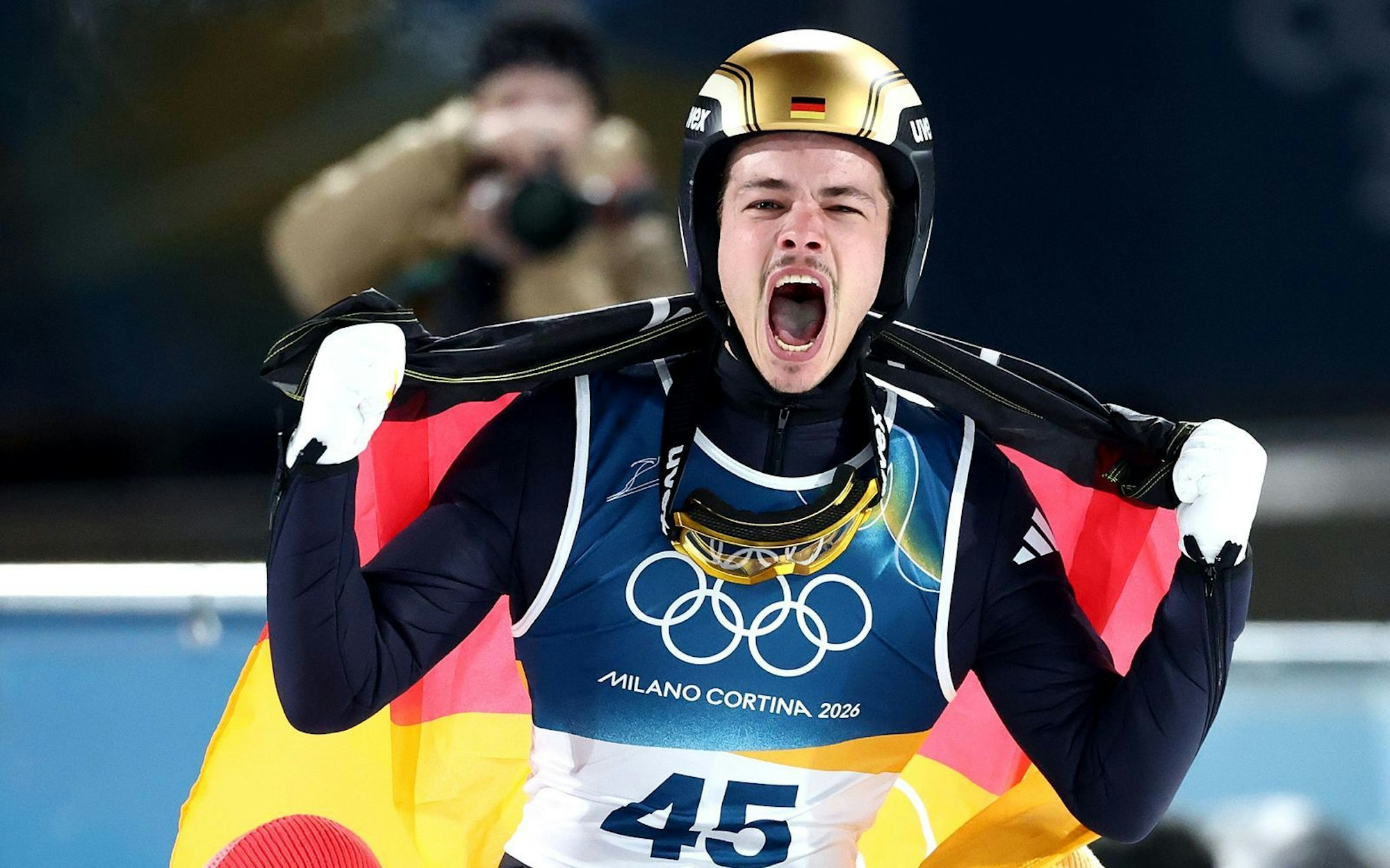 Er hatte Grund zur Freude: Der Ski-Springer Philipp Raimund holte am Montag auf der Normalschanze Olympisches Gold. (Bild: 2026 Getty Images/Alex Pantling)