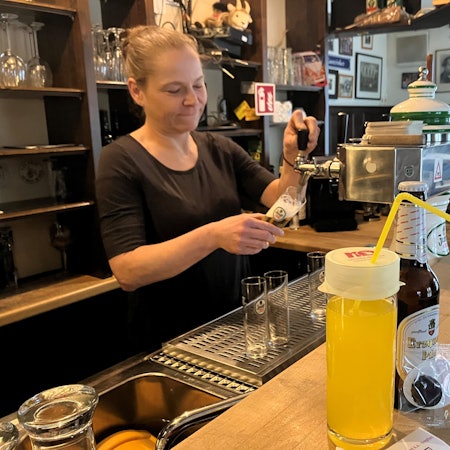 10.02.2026: Getränkeschutzabdeckungen des Netzwerk Oberberg als Schutz gegen K.O.-Tropfen
Auf dem Foto: Baumhof-Inhaberin Anke Seltrecht