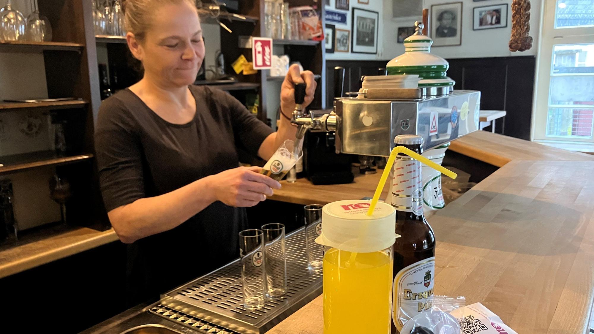 10.02.2026: Getränkeschutzabdeckungen des Netzwerk Oberberg als Schutz gegen K.O.-Tropfen
Auf dem Foto: Baumhof-Inhaberin Anke Seltrecht