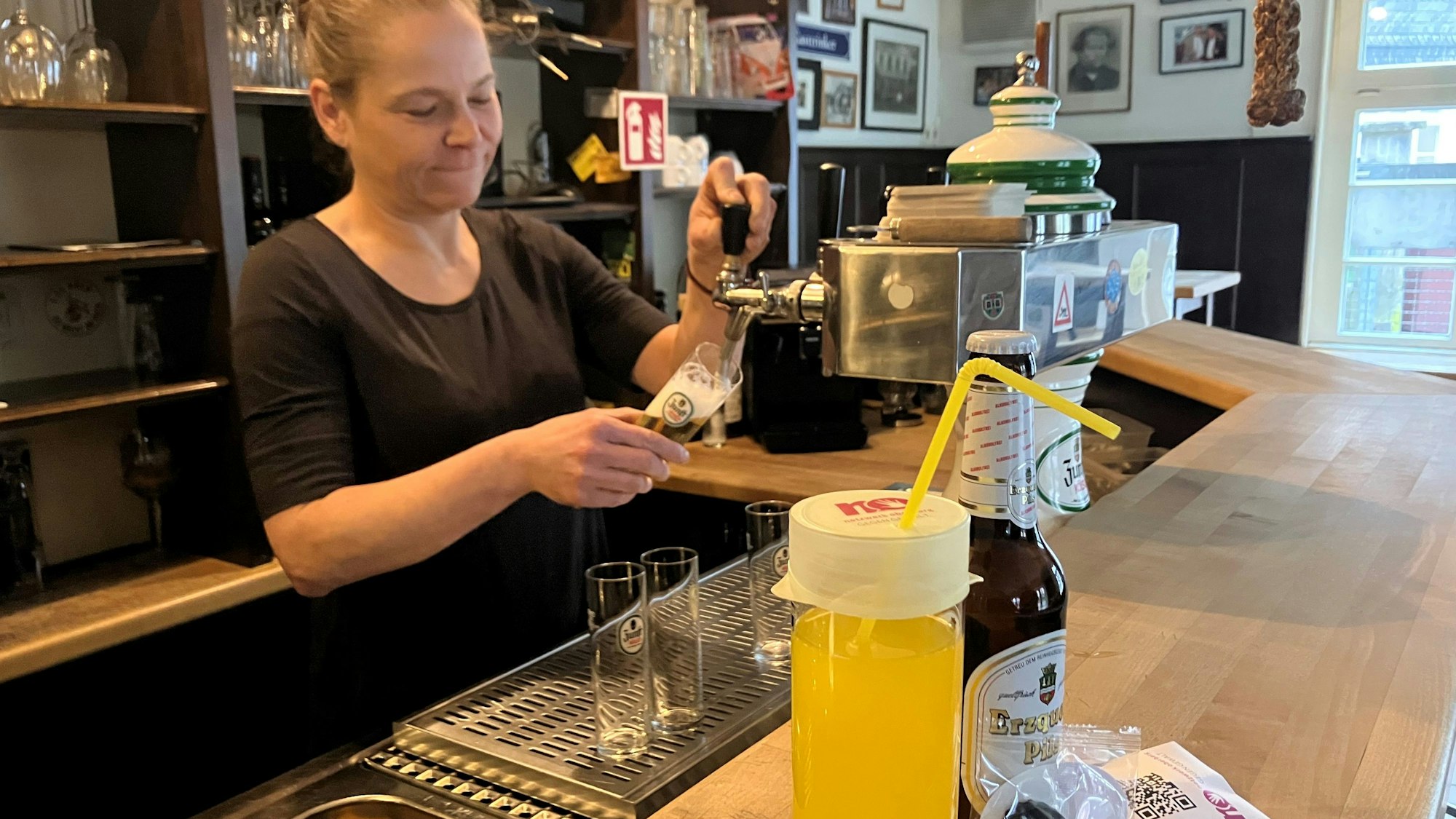 10.02.2026: Getränkeschutzabdeckungen des Netzwerk Oberberg als Schutz gegen K.O.-Tropfen
Auf dem Foto: Baumhof-Inhaberin Anke Seltrecht