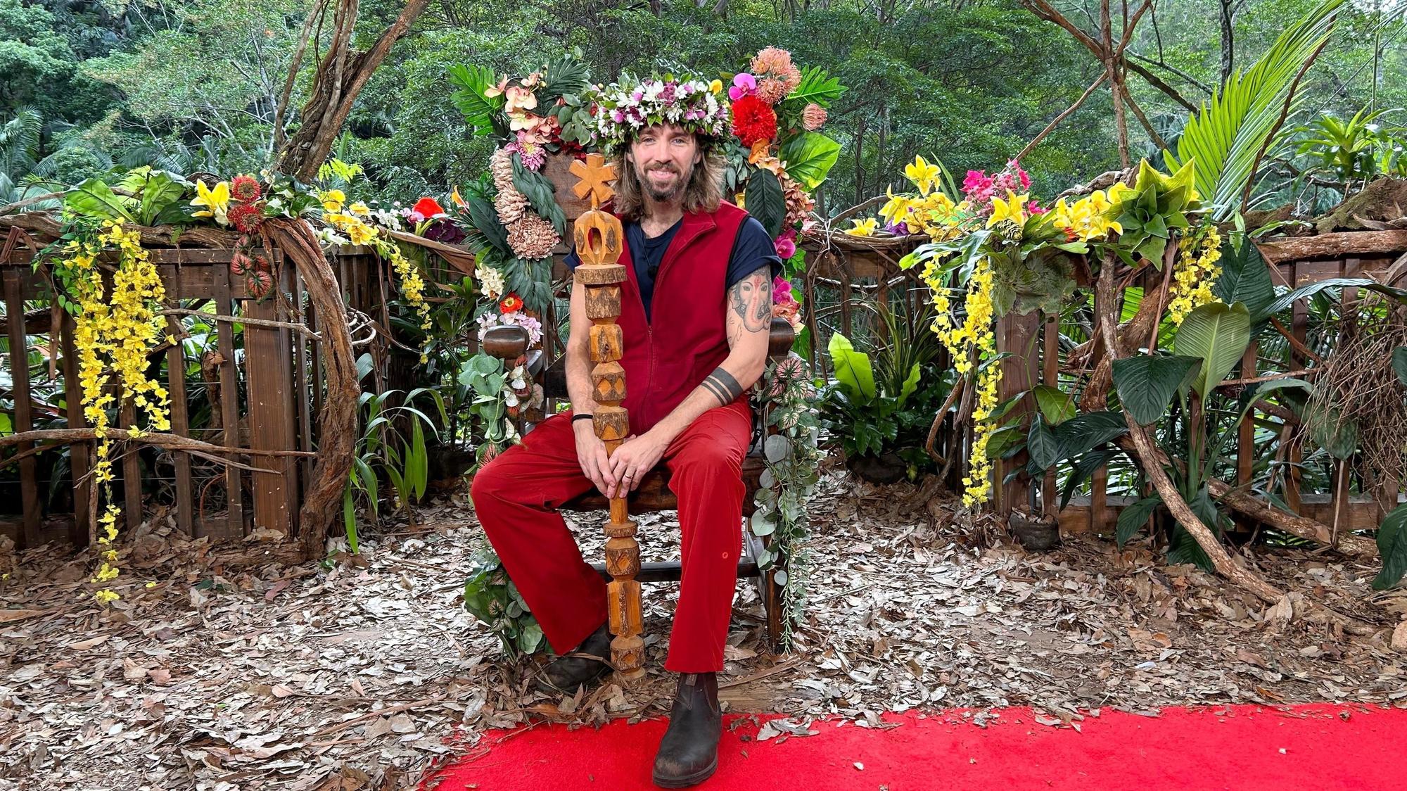 Gil Ofarim posiert mit Krone.