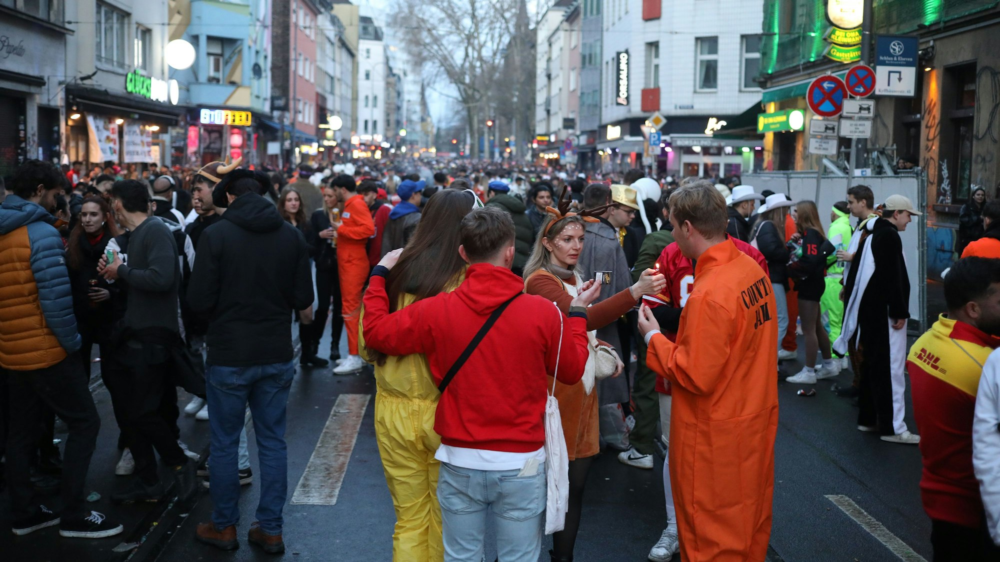 Weiberfastnacht 2025 auf der Zülpicher Straße.