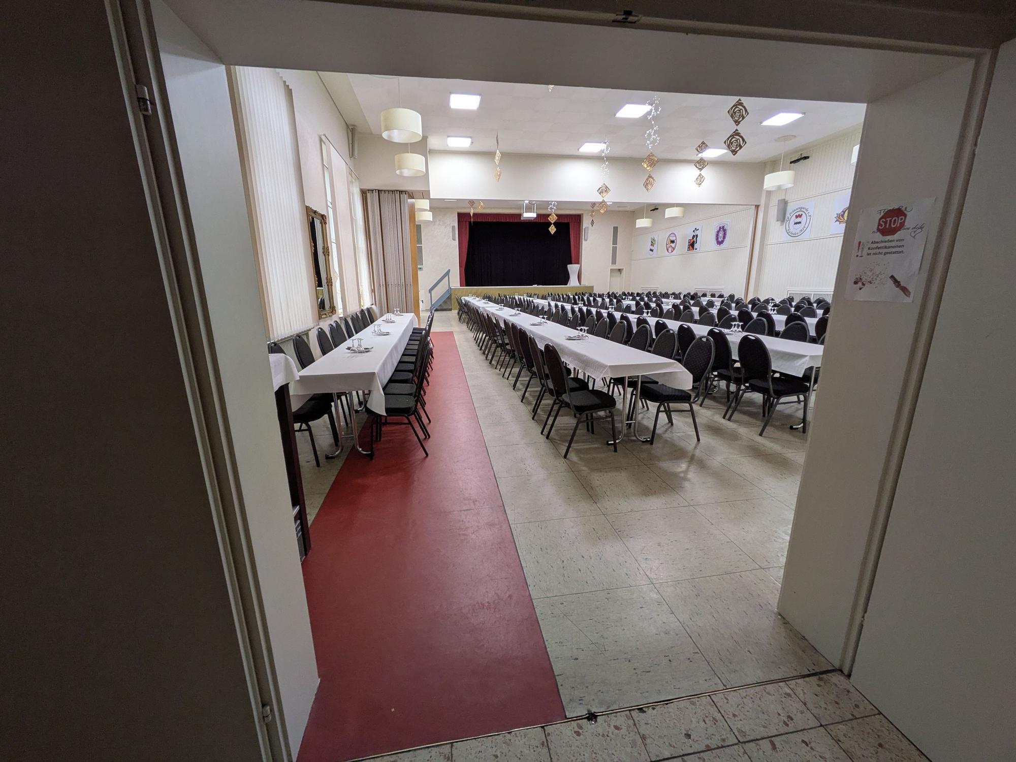Einen Teil des Linoleums in der Stadthalle hat Samet Dzeladini erneuern müssen.