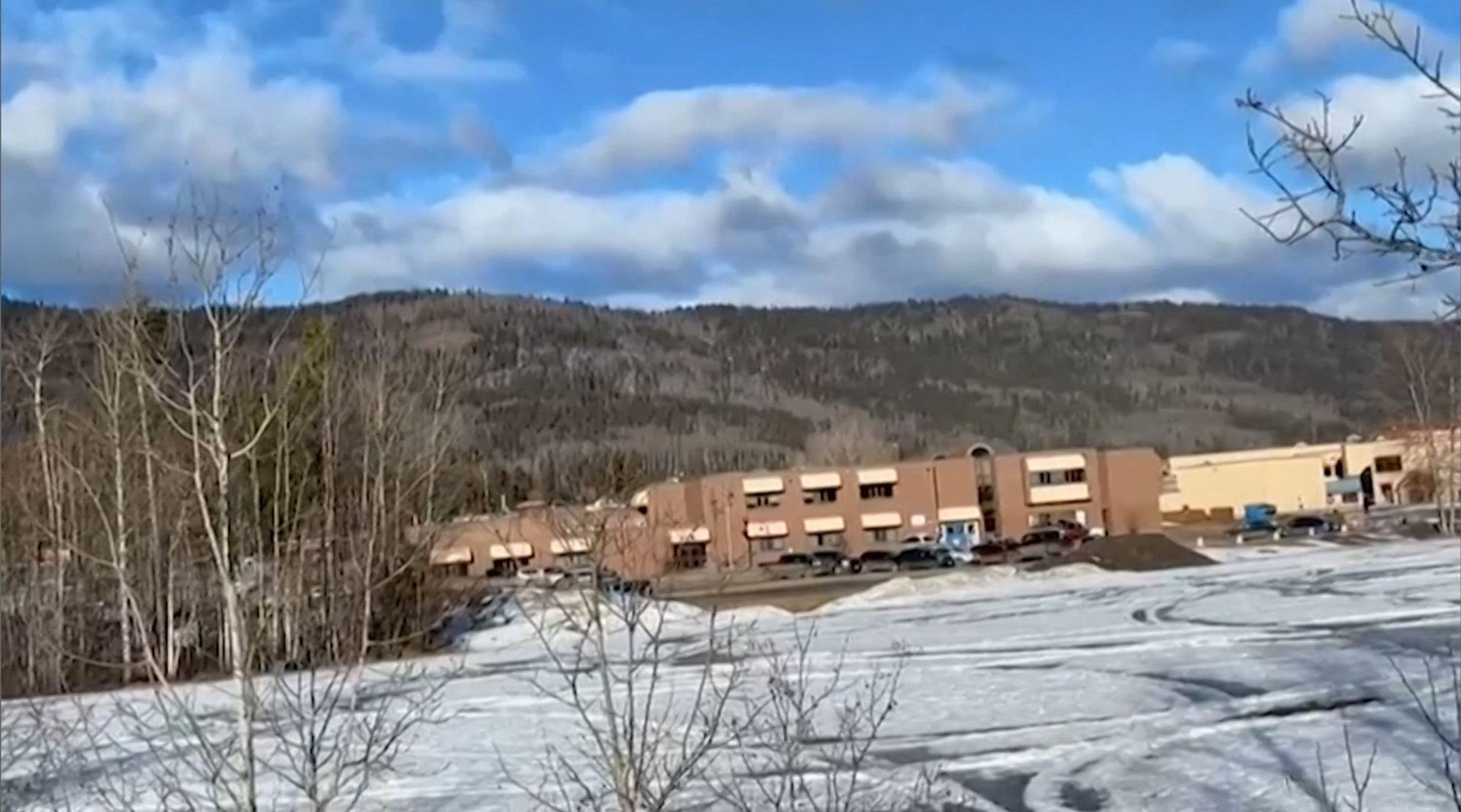 Dieses Standbild aus einem Video des lokalen Journalisten Trent Ernst zeigt das Gebäude der Middle School und High School, in dem sich eine Schießerei ereignete und bei der in der Kleinstadt Tumbler Ridge mindestens neun Menschen ums Leben kamen.