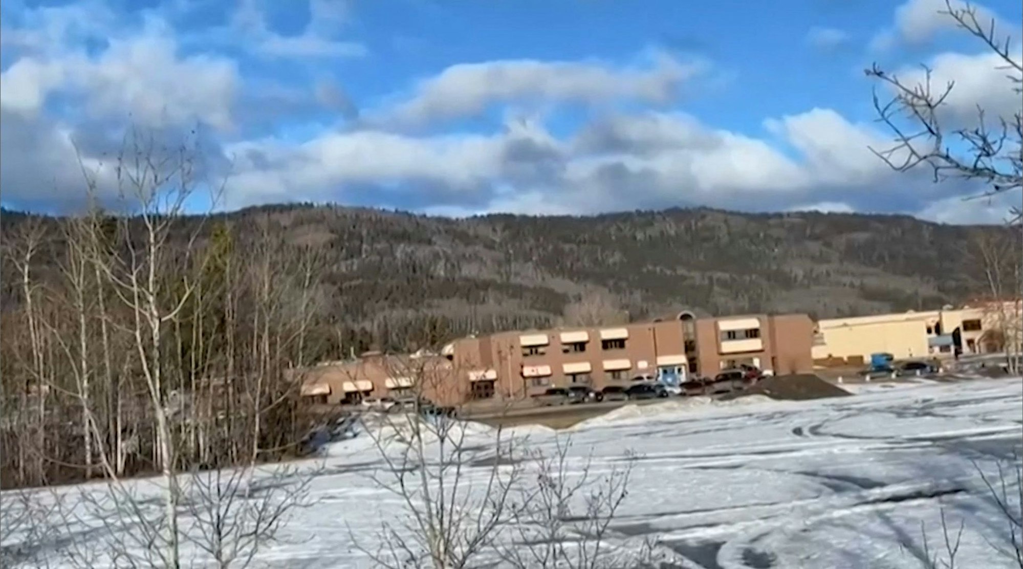 Dieses Standbild aus einem Video des lokalen Journalisten Trent Ernst zeigt das Gebäude der Middle School und High School, in dem sich eine Schießerei ereignete und bei der in der Kleinstadt Tumbler Ridge mindestens neun Menschen ums Leben kamen.