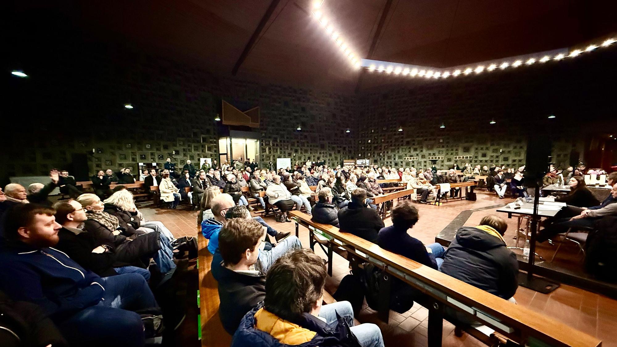 Das Publikum bei der Bürgerversammlung zur Bebauung am Königsberger Platz in der Kirche Zum Heiligen Kreuz