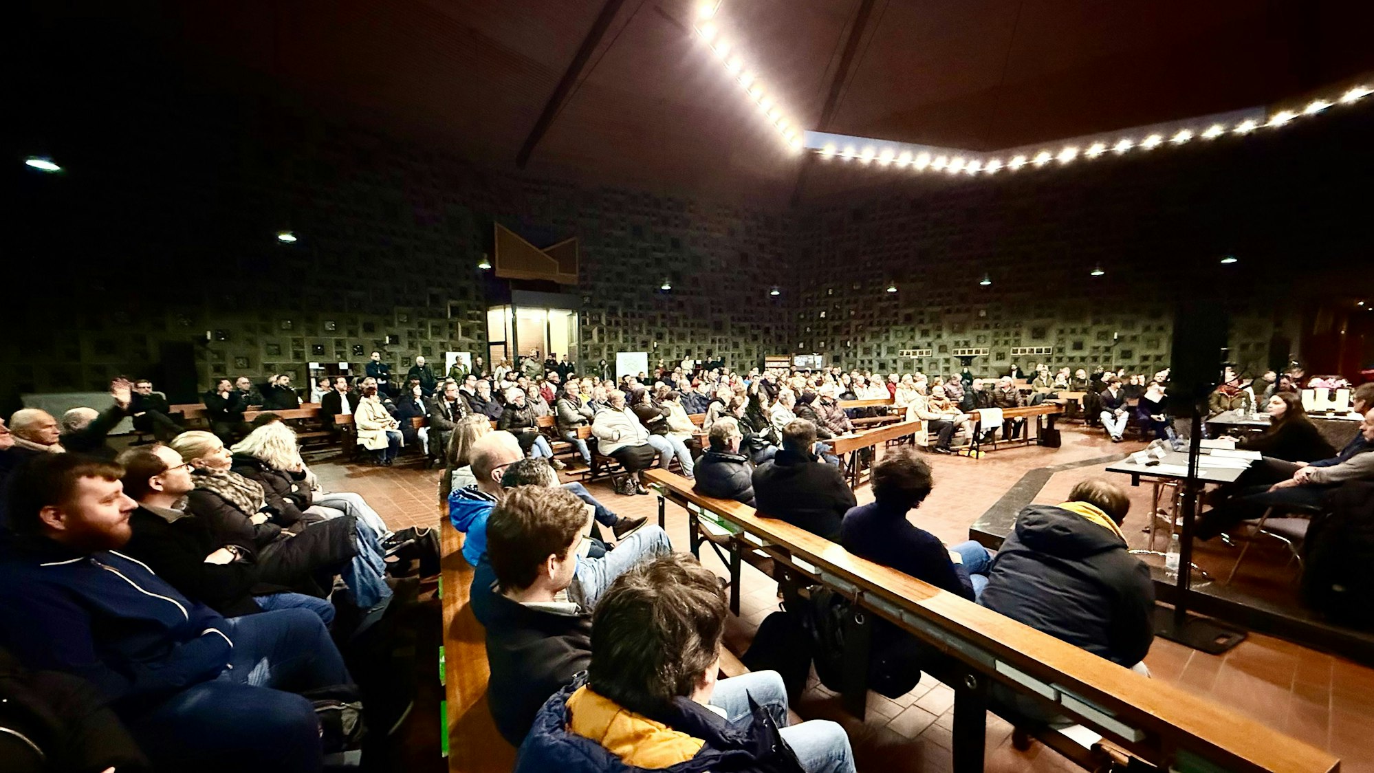 Das Publikum bei der Bürgerversammlung zur Bebauung am Königsberger Platz in der Kirche Zum Heiligen Kreuz