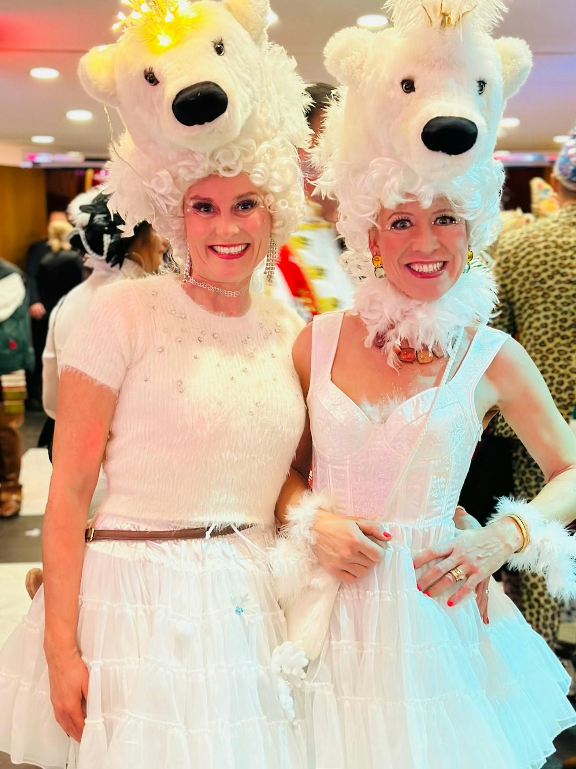Mirjam Denke und Freundin als Eisbären verkleidet: Jährlich wird an einem gemeinsamen Kostüm getüftelt, besonders viel Mühe geben sich die Frauen bei der Kopfbedeckung. Es gab auch schonmal Lampenschirme auf dem Kopf.