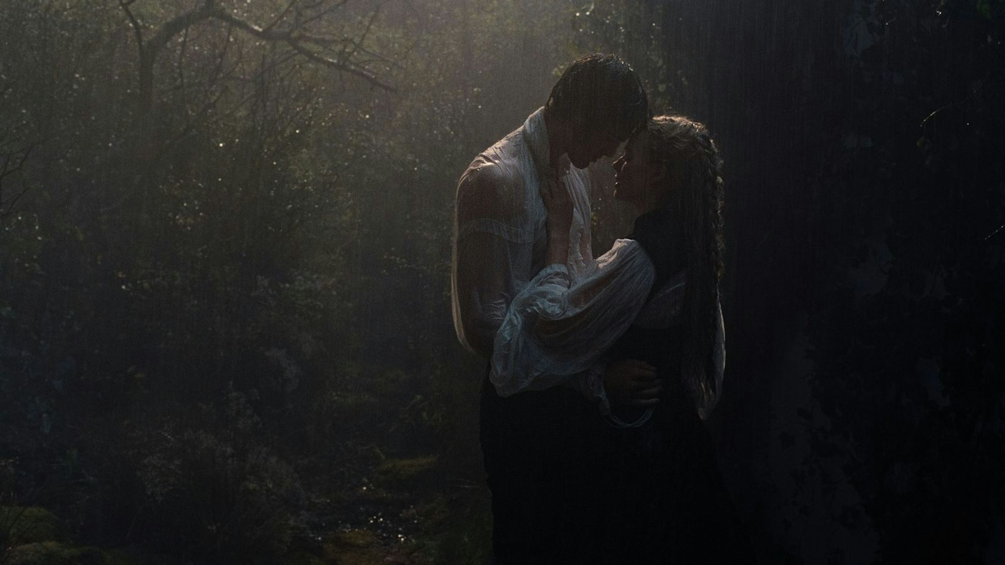 In ersten Reaktionen zu „Wuthering Heights - Sturmhöhe“ wurde immer wieder auf die besondere knisternde Spannung zwischen Jacob Elordi und Margot Robbie hingewiesen. (Bild: 2026 Warner Bros. Pictures)
