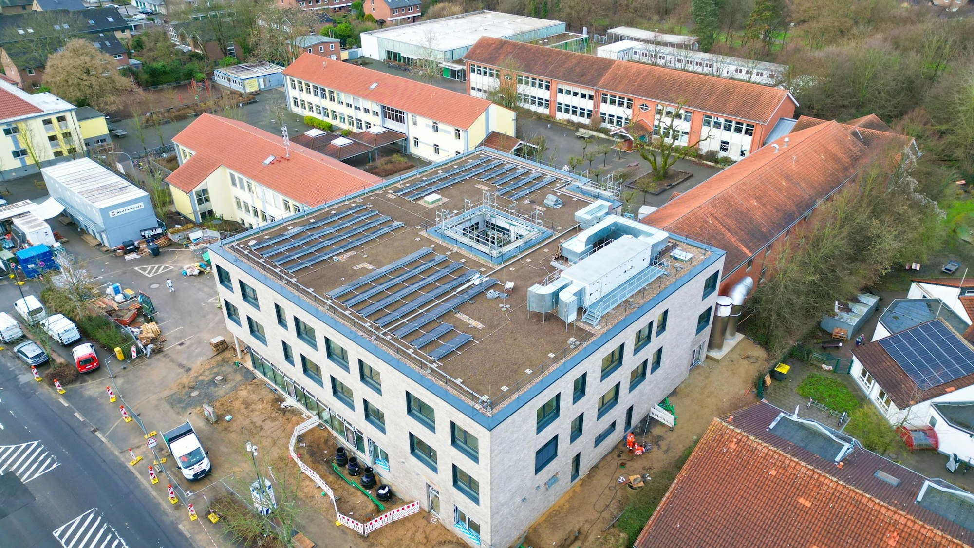 Das Foto zeigt eine Luftaufnahme des weit fortgeschrittenen Neubaus an der Realschule.