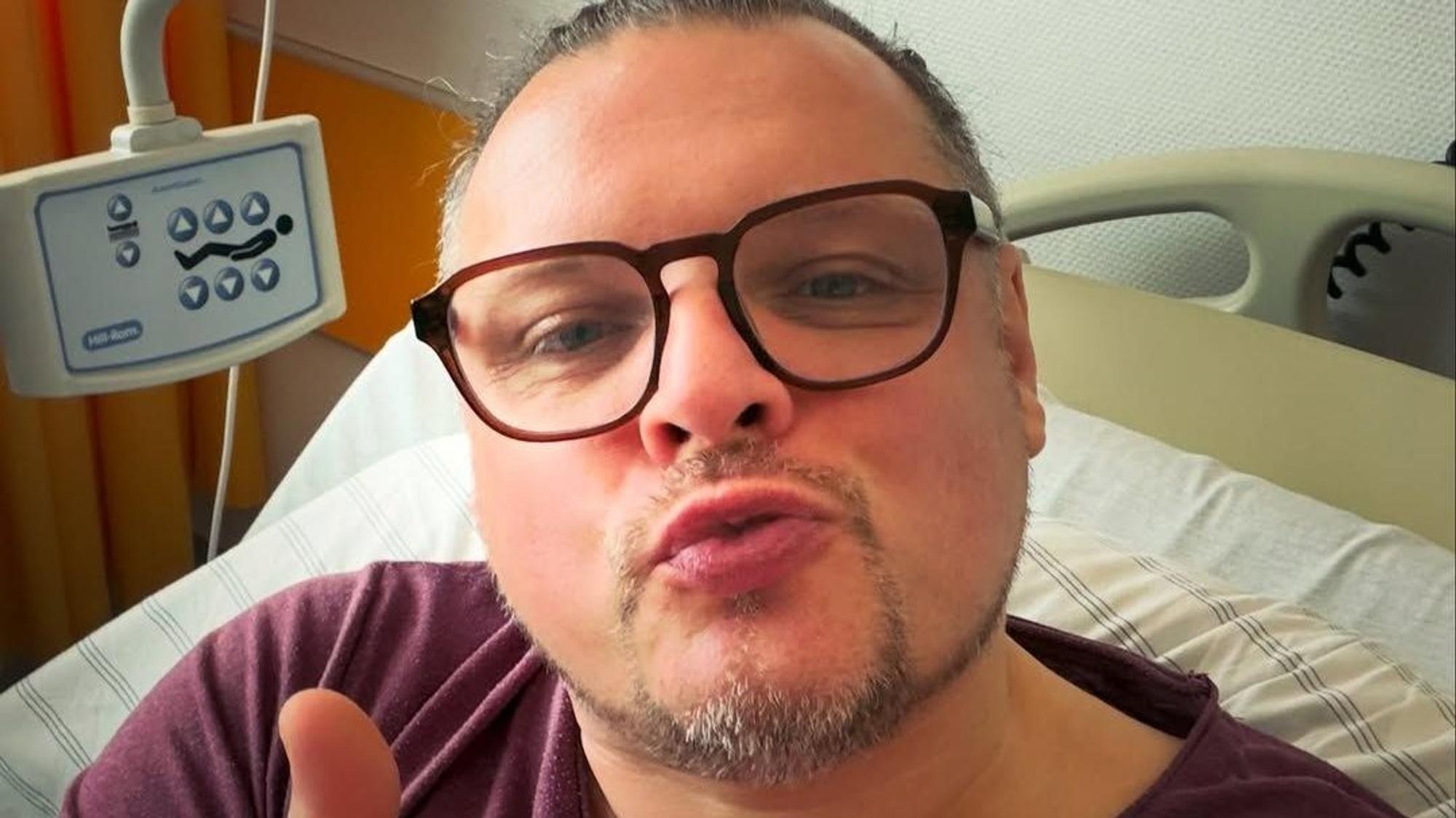 Micha Hirsch liegt in einem Krankenhausbett.