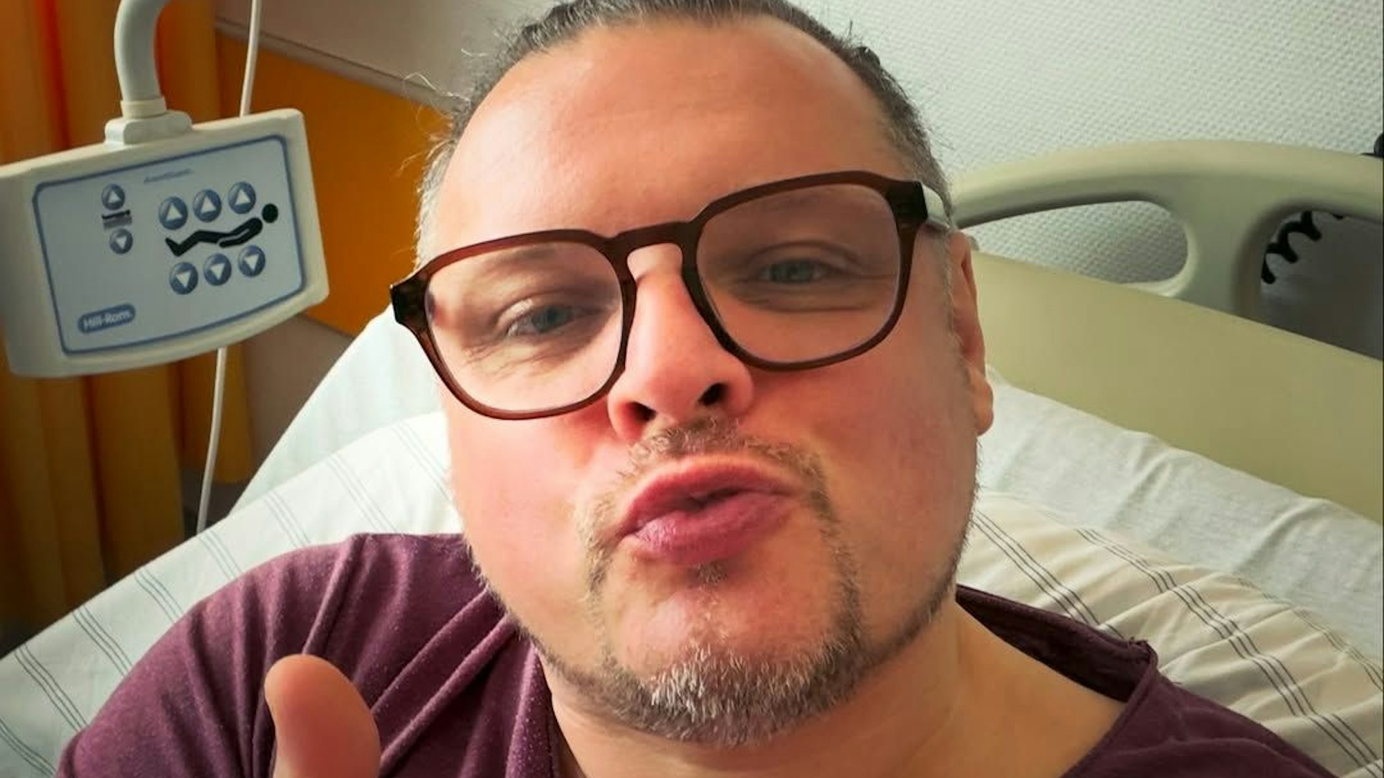 Micha Hirsch liegt in einem Krankenhausbett.