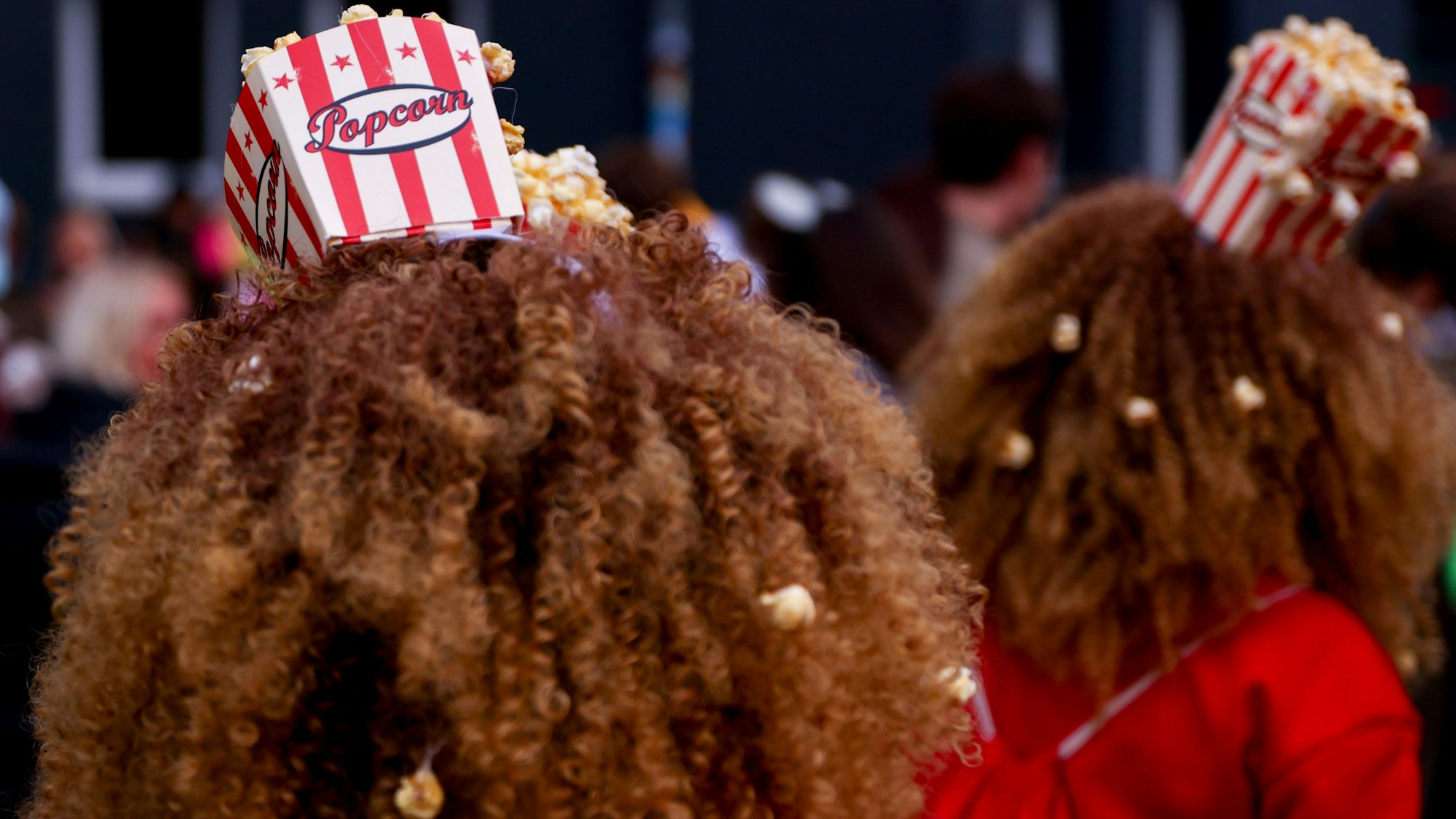 Jecke feiern im Popcorn-Kostüm. (Archivbild)