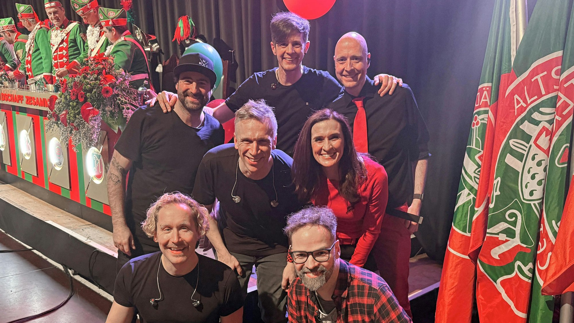 Aline Ackers und Michael Zymelka zusammen mit Kasalla.