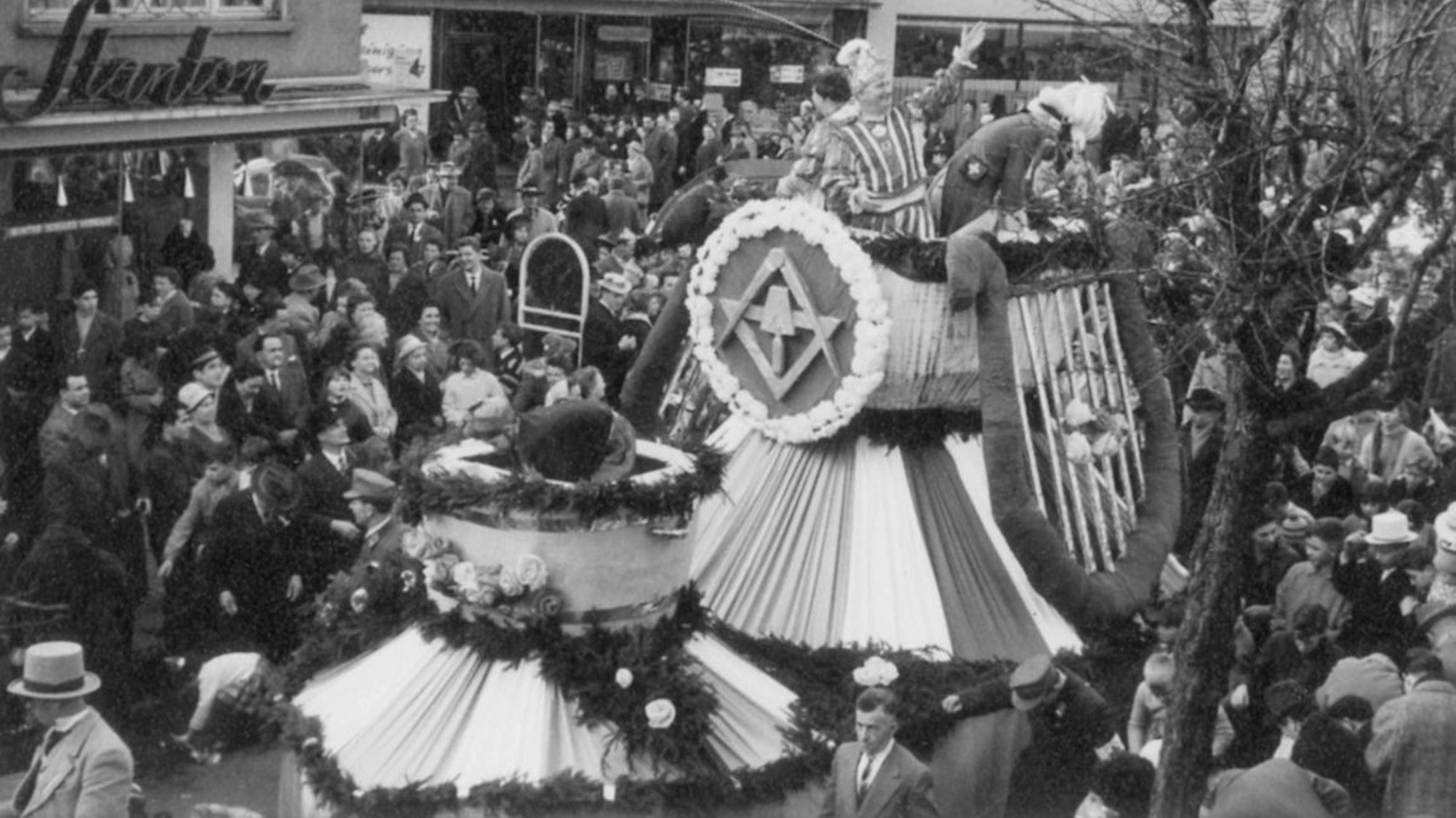 Rosenmontagszug in Siegburg 1961: Es war das Jahr mit dem mildesten Wetter an Karneval.