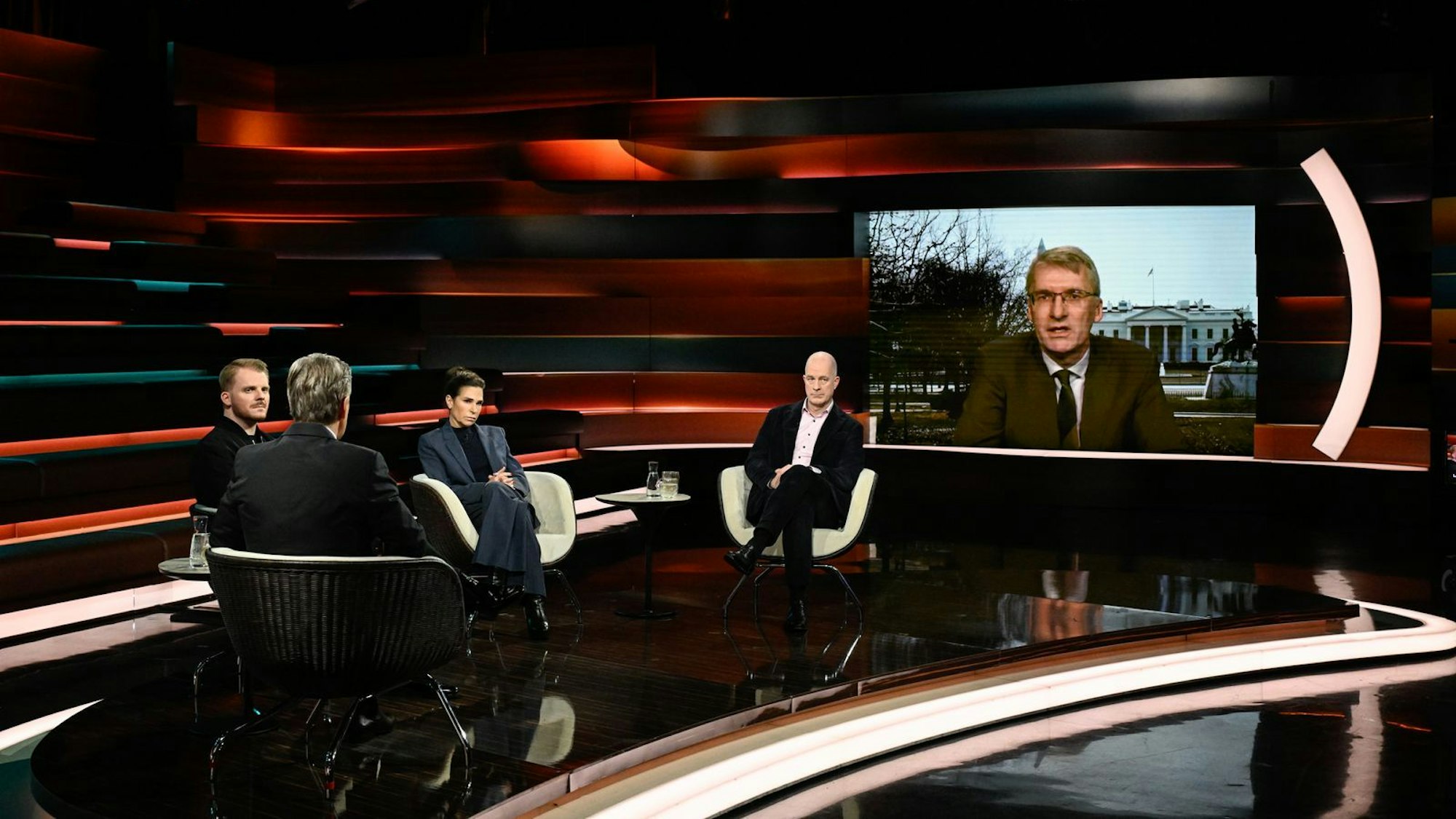 US-Experte Elmar Theveßen (rechts) war ins „Markus Lanz“-Studio zugeschaltet. (Bild: ZDF / Markus Hertrich)