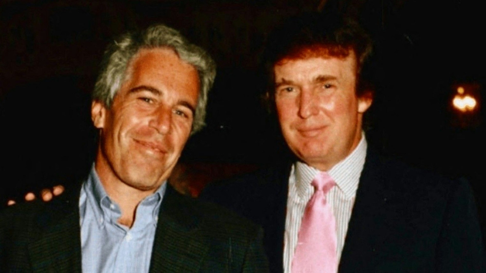 Ein vom US-Justizministerium veröffentlichtes Foto zeigt den Sexualstraftäter Jeffrey Epstein zusammen mit Donald Trump. (Archivbild)