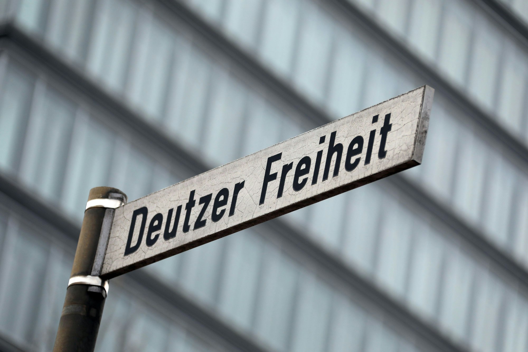 Das Straßenschild an der Deutzer Freiheit