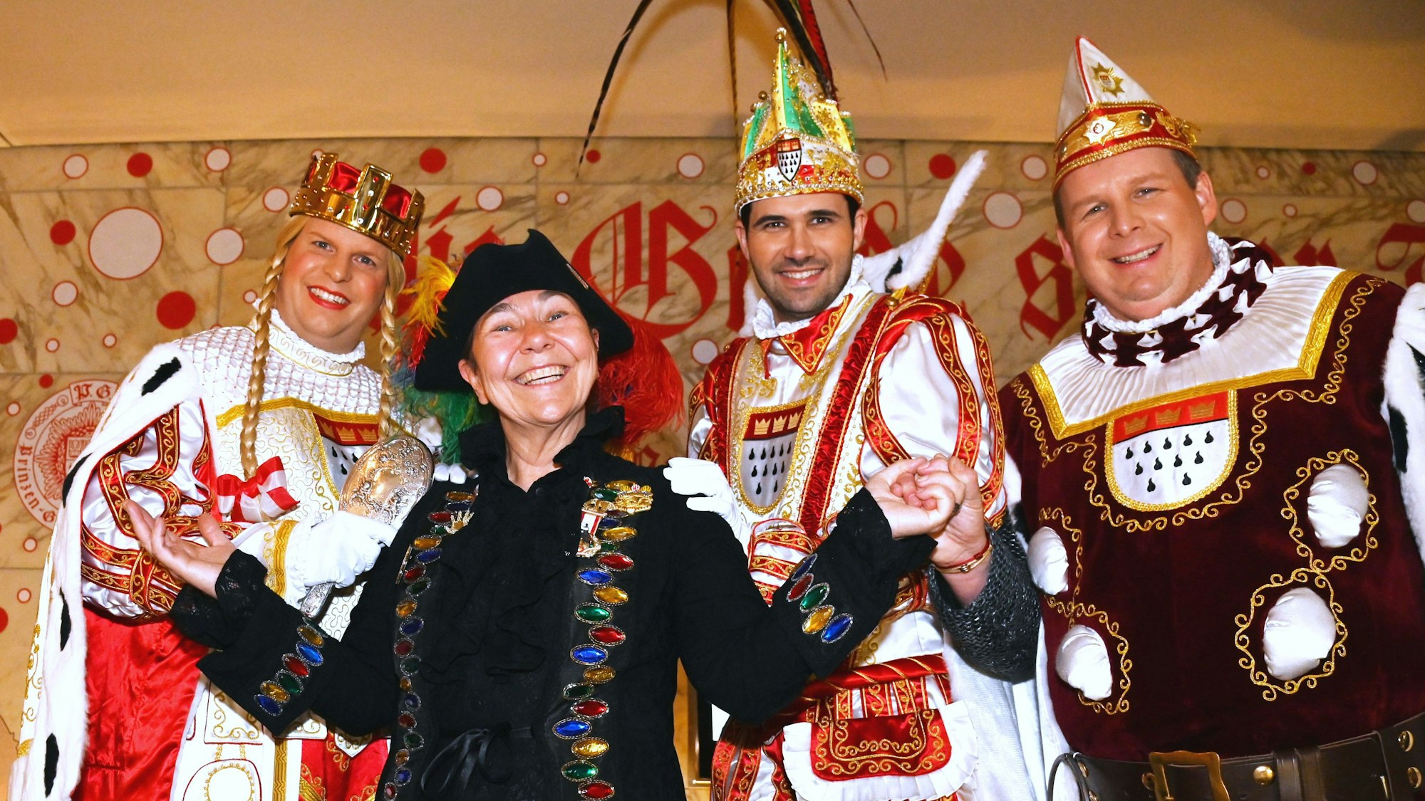 11.02.2026 Köln. Brigitte Dick ist Leibärztin des Kölner Dreigestirns und ist eine unserer heimlichen Heldinnen für Weiberfastnacht. Hier mit dem Dreigestirn: Prinz Nikla I., Bauer Cemens, Jungfrau Aenna. Foto: Alexander Schwaiger