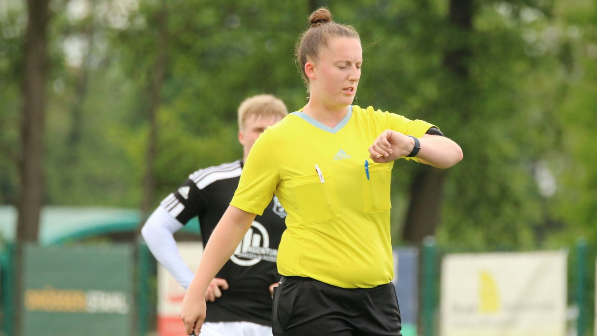 Schiedsrichterin LIsa Reinecke blickt auf ihre Uhr.