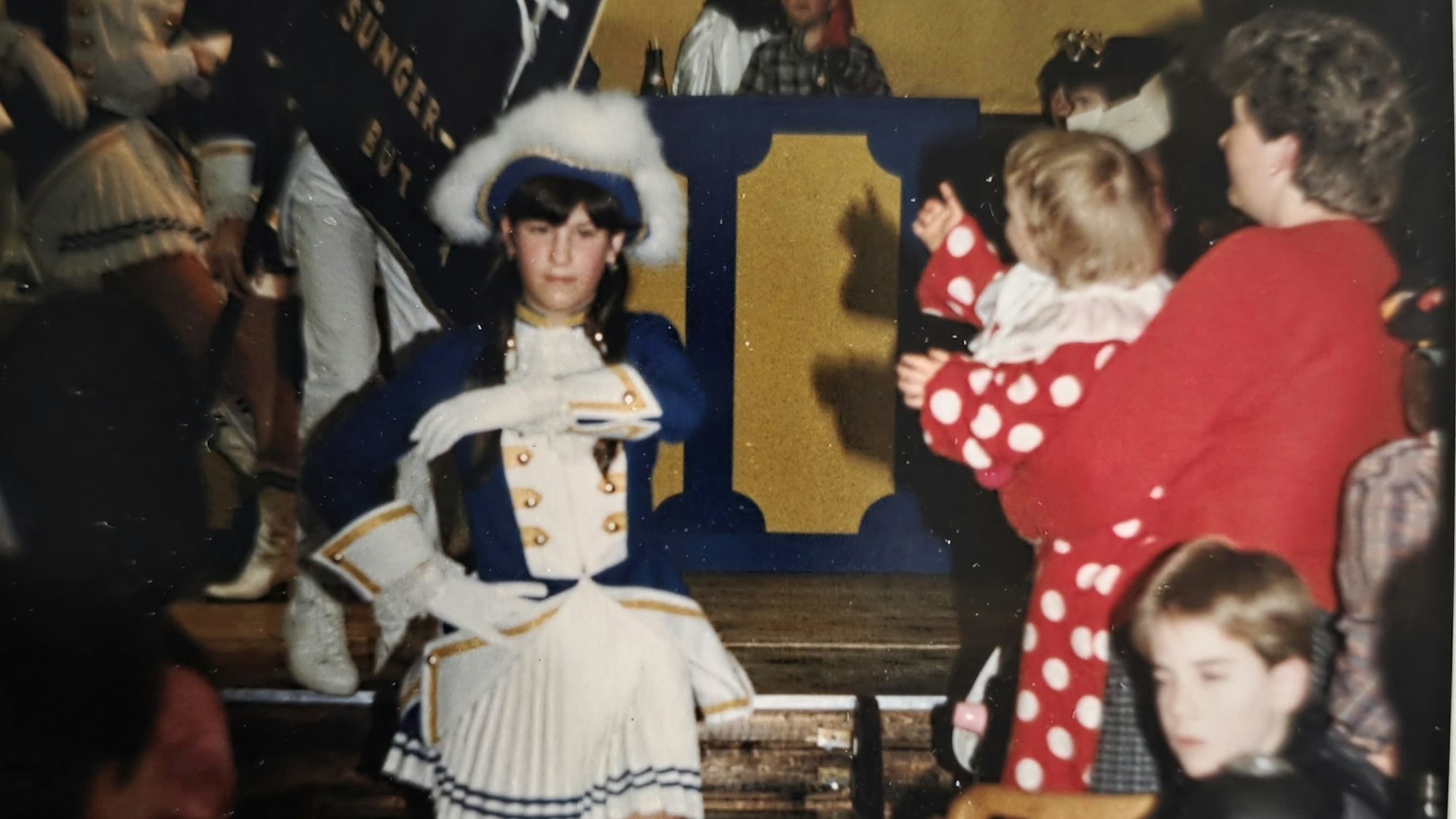 Ein Mädchen ist als Mariechein im Karneval im Einsatz.