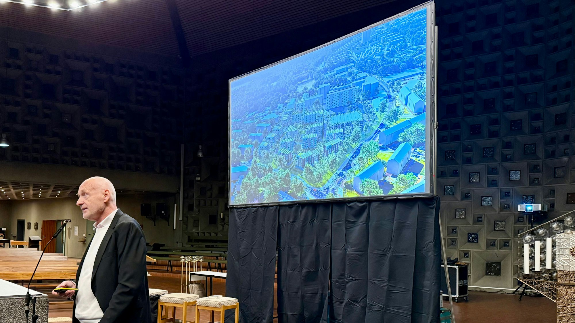 WGL-Chef Gerald Hochkamer vor einer Skizze